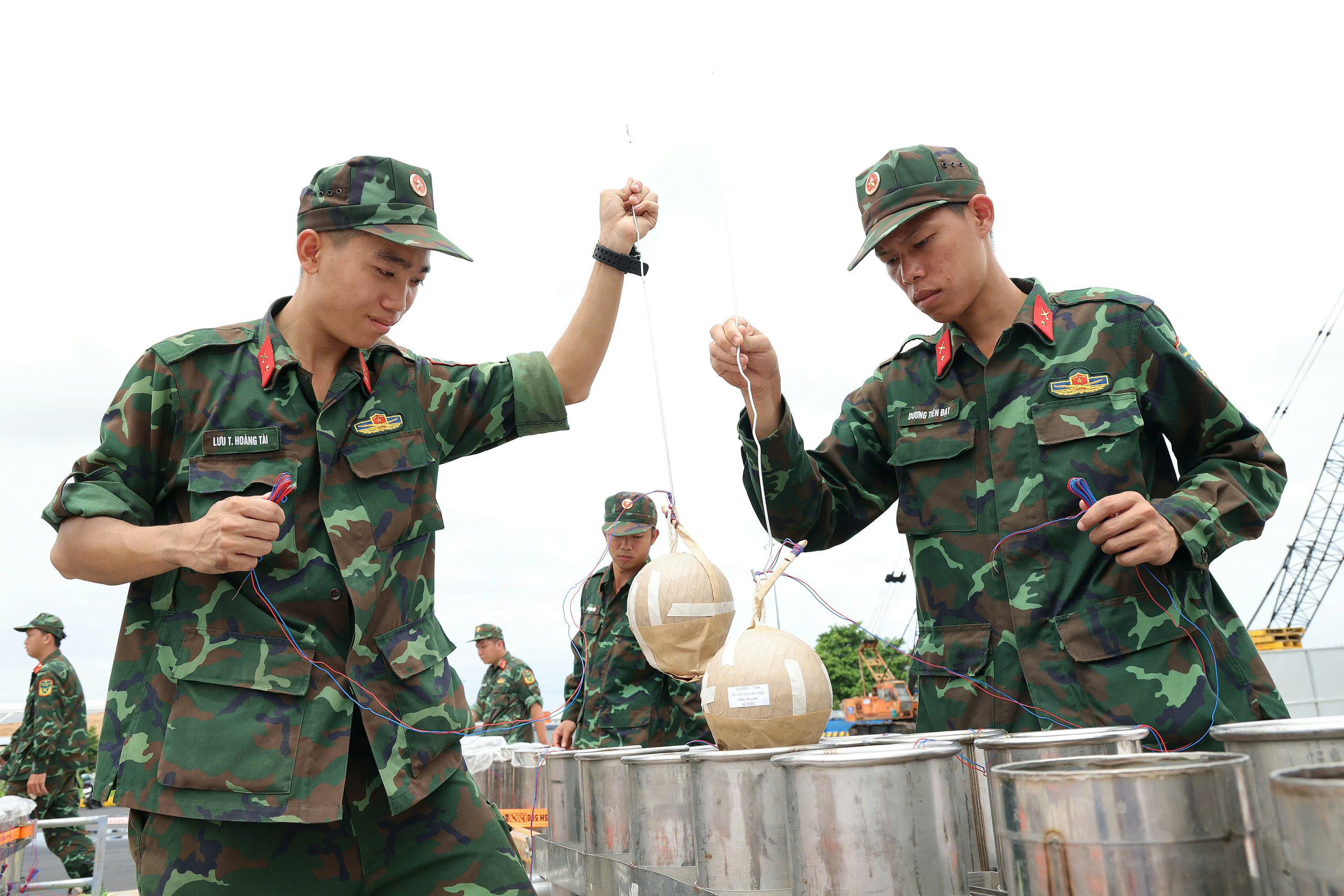 Quả đạn pháo hoa tầm cao đang được lắp vào ống pháo.