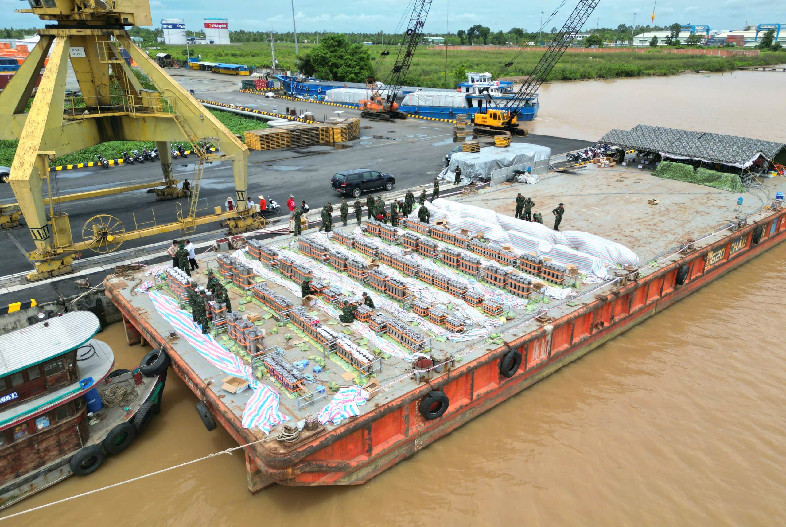 Sà lan neo đậu tại Cảng Cái Cui để lắp đặt pháo hoa; sau khi hoàn tất kiểm tra, sà lan sẽ di chuyển đến điểm bắn chính tại Công viên Tây Đô, phường Hưng Phú.