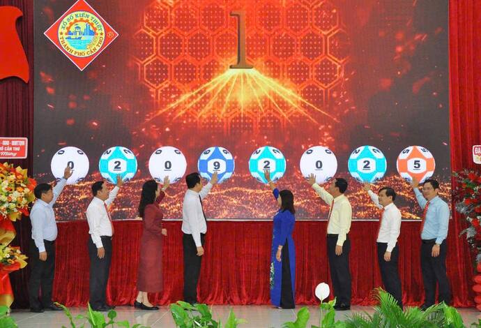 Các đại biểu thực hiện nghi thức khai trương xổ số cào biết kết quả ngay của Công ty XSKT Cần Thơ