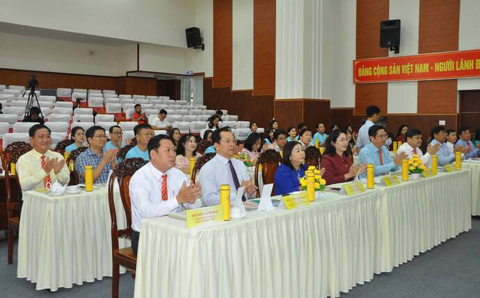 Các đại biểu tham dự lễ khai trương xổ số cào biết kết quả ngay