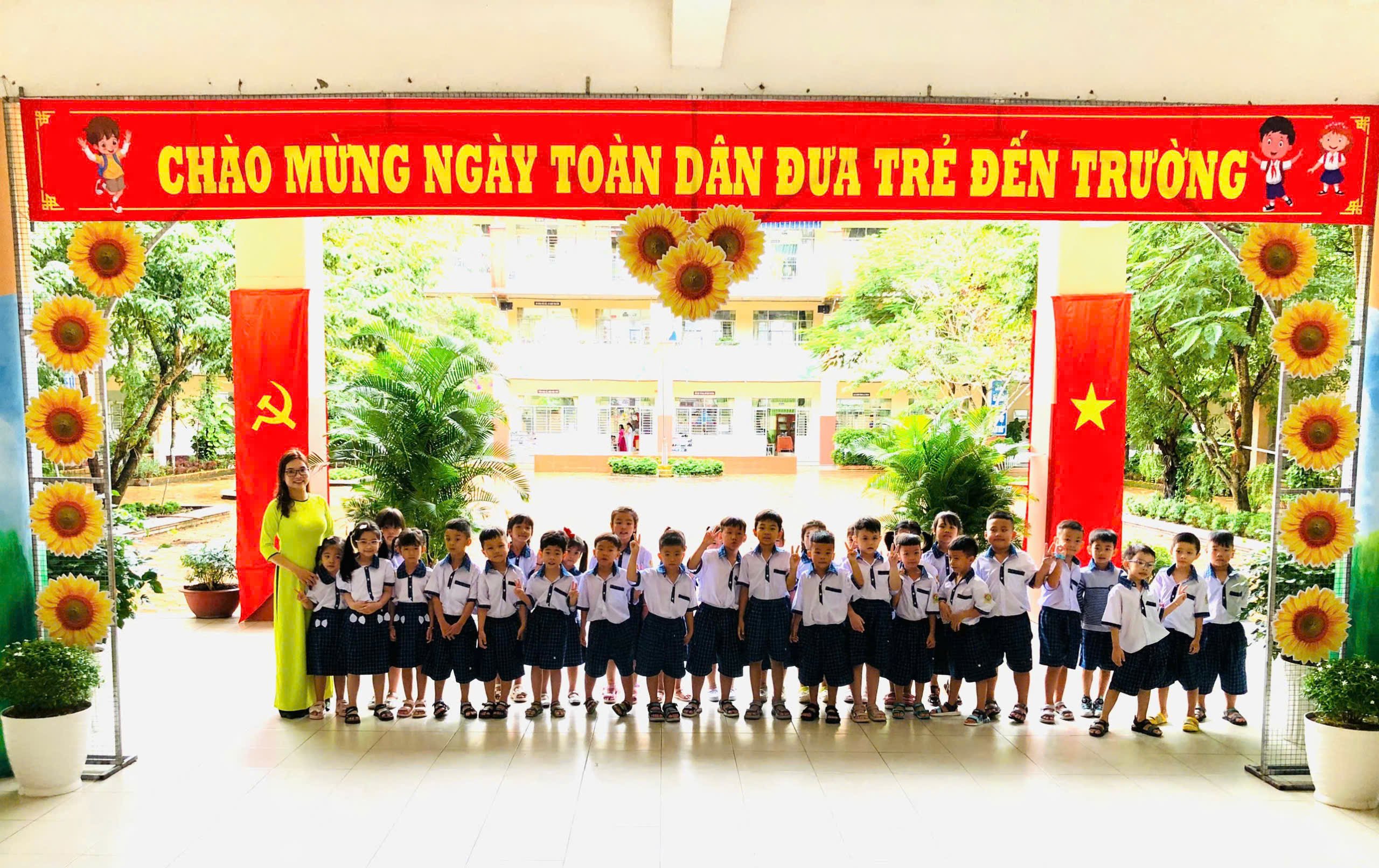 Cô trò Trường Tiểu học Võ Trường Toản, phường Cái Khế hân hoan đón chào năm học mới 2025 - 2026.