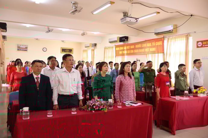 Đại diện các cơ quan, ban ngành bày tỏ sự quan tâm và gắn kết với tập thể giáo viên, học sinh Trường Trung học Phổ thông Bùi Hữu Nghĩa trong lễ khai giảng năm học mới, gửi gắm nhiều niềm tin vào thành công theo tinh thần đổi mới của ngành Giáo dục