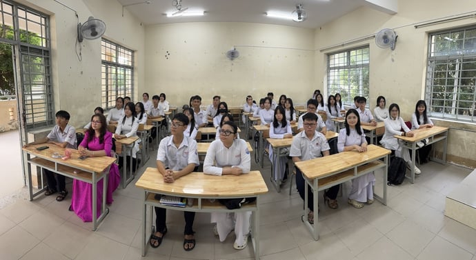 Học sinh và giáo viên lớp 12A2 ,Trường Trung học Phổ thông Bùi Hữu Nghĩa tham gia buổi lễ khai giảng trực tuyến ngay tại lớp học, thể hiện tinh thần nghiêm túc và hào hứng bước vào năm học mới