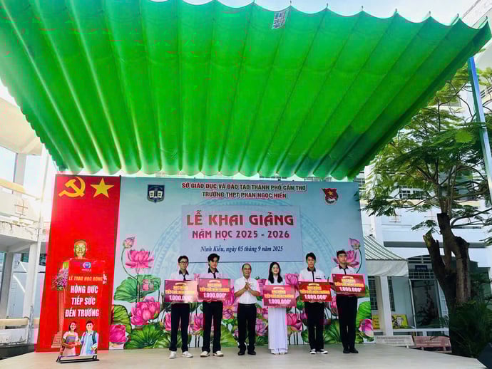 Công ty TNHH Hồng Đức trao học bổng đến các em học sinh nhân ngày đầu năm học