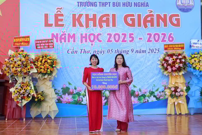 Bà Nguyễn Thị Ngọc Điệp, Thành uỷ viên, Phó Chủ tịch Uỷ ban nhân dân TP Cần Thơ, trao 10 suất học bổng khuyến học trị giá 10 triệu đồng của Công ty TNHH NN MTV xổ số kiến thiết cần Thơ cho đại diện nhà trường, Cô hiệu trưởng Cao Thị Ngọc Hà
