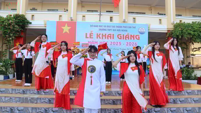 Đoàn viên, học sinh Trường Trung học Phổ thông Bùi Hữu Nghĩa trang nghiêm trong lễ chào cờ, mở đầu cho năm học mới