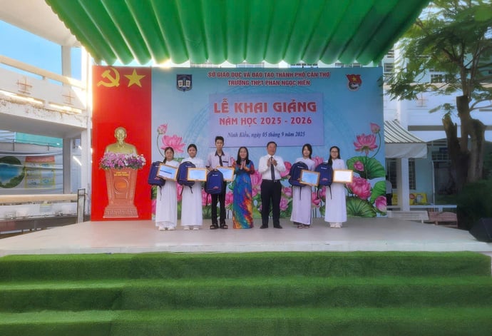 Ông Nguyễn Hoài An – Giám đốc Sacombank Chi nhánh Cần Thơ đến dự lễ khai giảng và trao các suất học bổng “Ươm mầm cho những ước mơ” lần thứ 22 cho các em học sinh nghèo vượt khó của trường THPT Phan Ngọc Hiển.