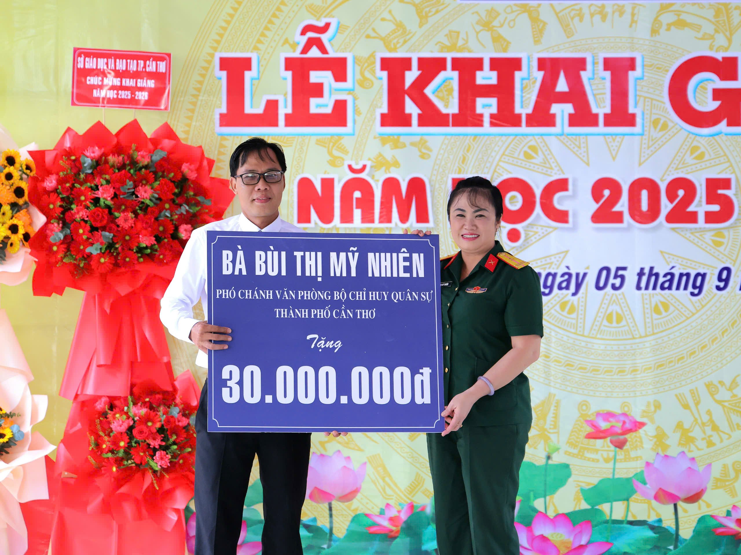 Thiếu tá Bùi Thị Mỹ Nhiên - Phó Chánh Văn phòng Bộ Chỉ huy quân sự TP. Cần Thơ trao tặng 30 suất học bổng cho các em học sinh có hoàn cảnh khó khăn của Trường THPT Vĩnh Thạnh.