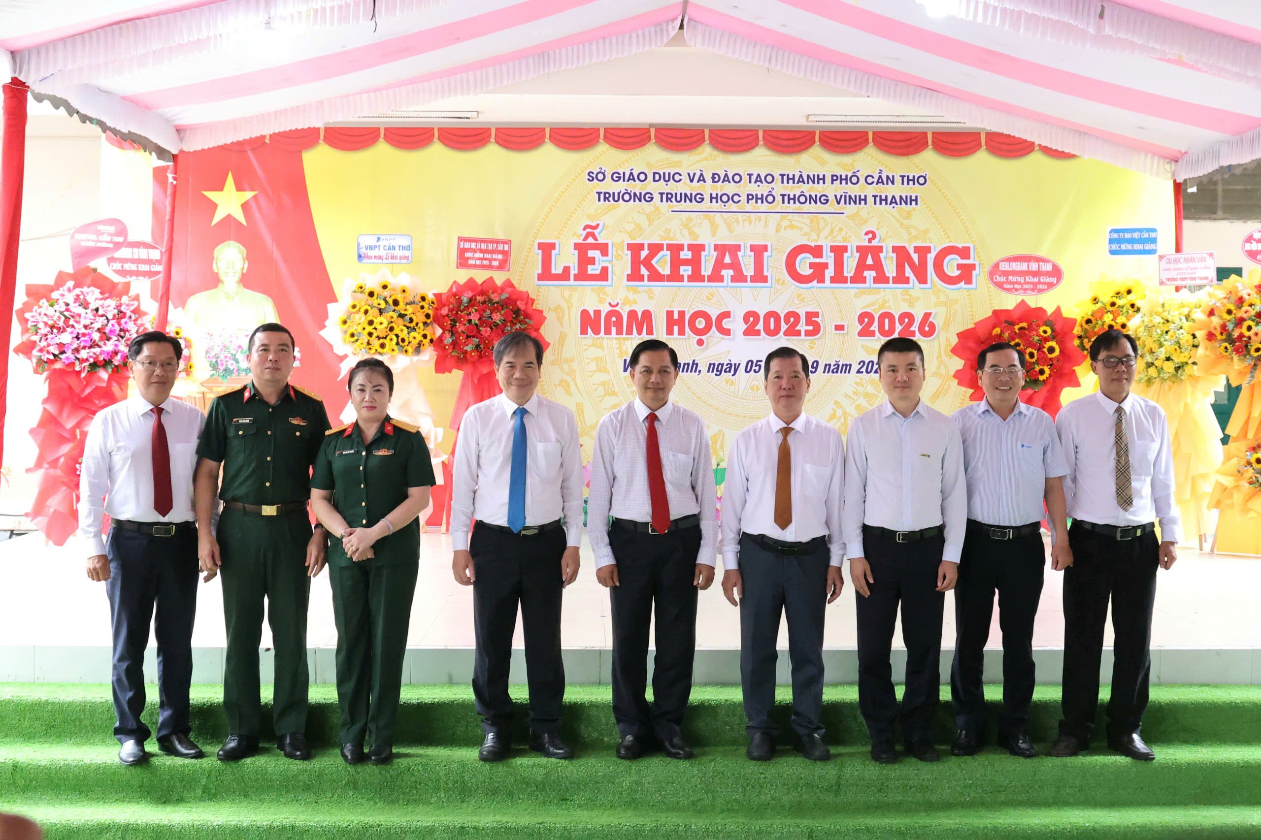Các đại biểu chụp hình lưu niệm tại buổi lễ.
