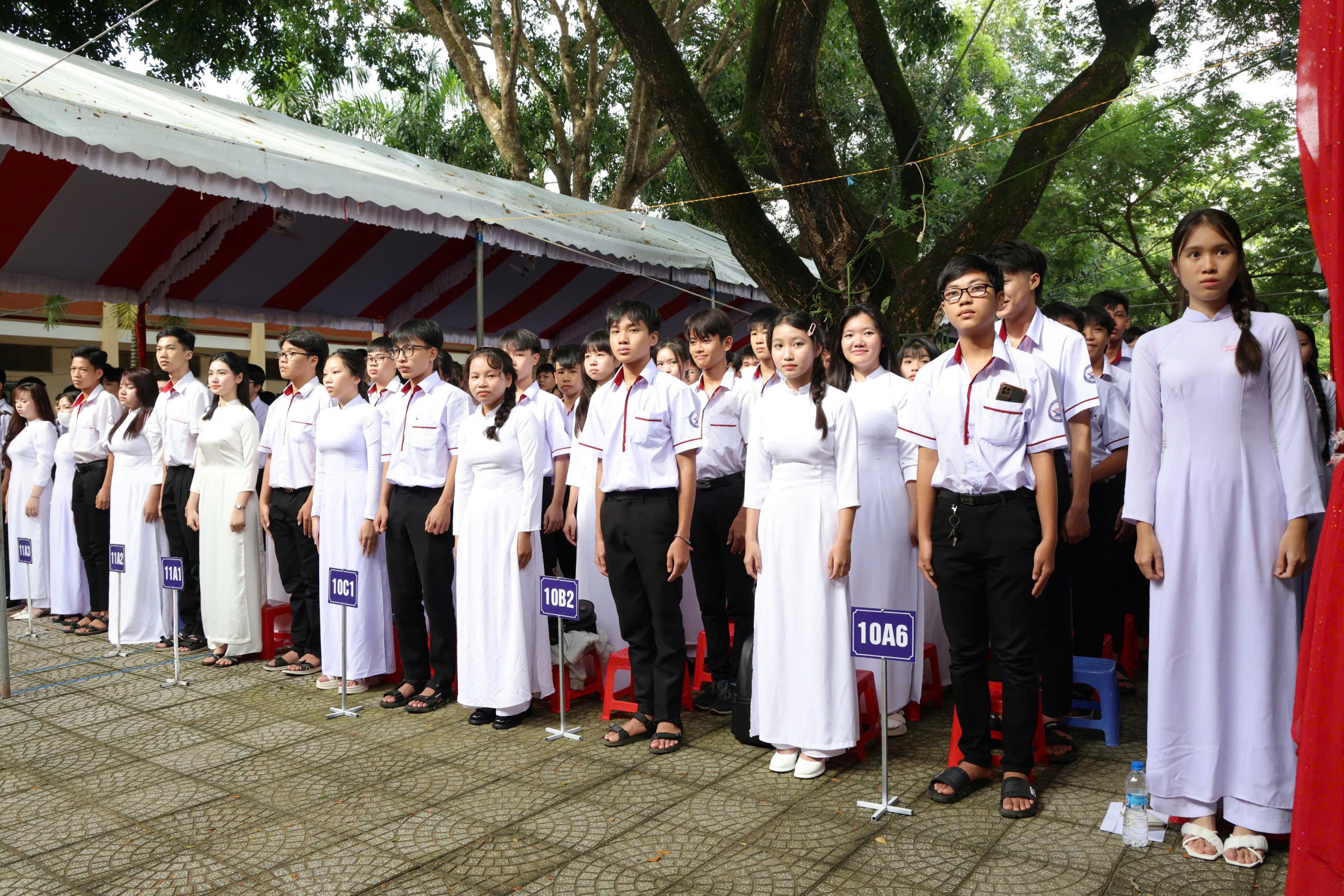 Lễ khai giảng diễn ra trong không khí trang trọng, vui tươi, tạo động lực cho thầy và trò bước vào năm học mới.