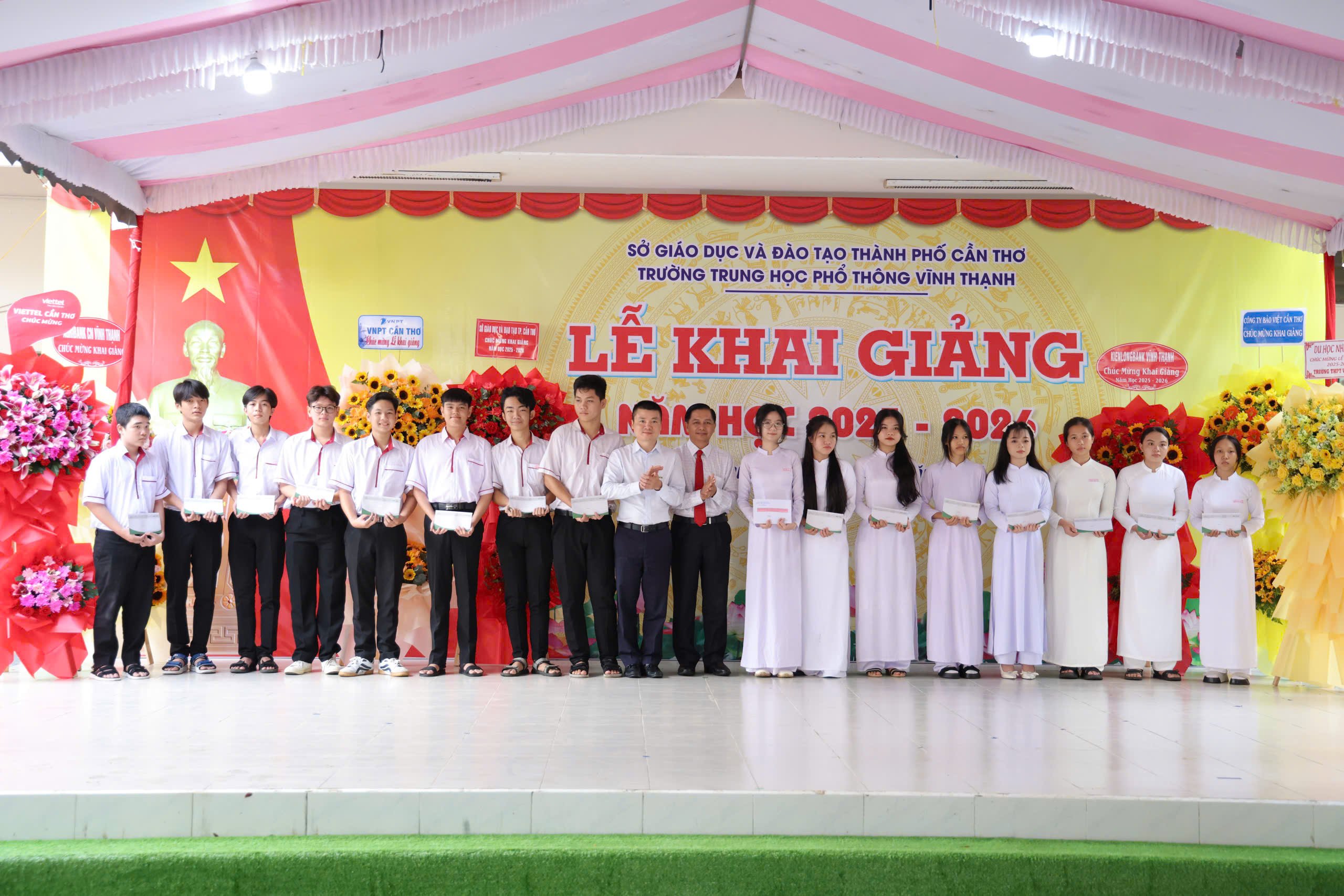 Ông Trần Văn Lâu - Phó Bí thư Thành ủy, Chủ tịch UBND TP. Cần Thơ và Nhà báo Phạm Tuấn Anh - Tổng Biên tập báo Dân trí trao tặng thẻ BHYT cho học sinh có hoàn cảnh khó khăn của Trường THPT Vĩnh Thạnh.