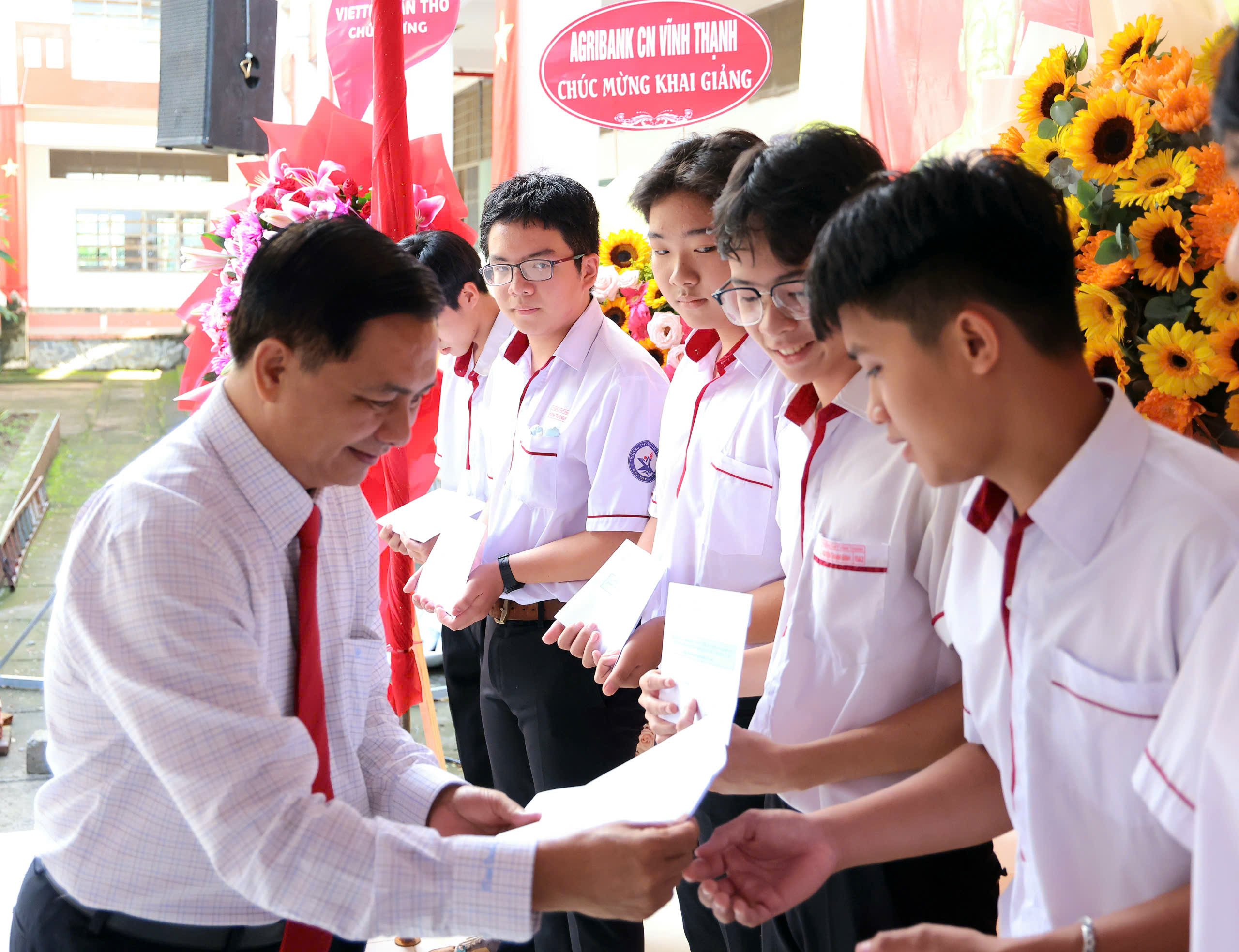 Ông Trần Văn Lâu - Phó Bí thư Thành ủy, Chủ tịch UBND TP. Cần Thơ trao tặng học bổng cho các học sinh có hoàn cảnh khó khăn của địa phương.