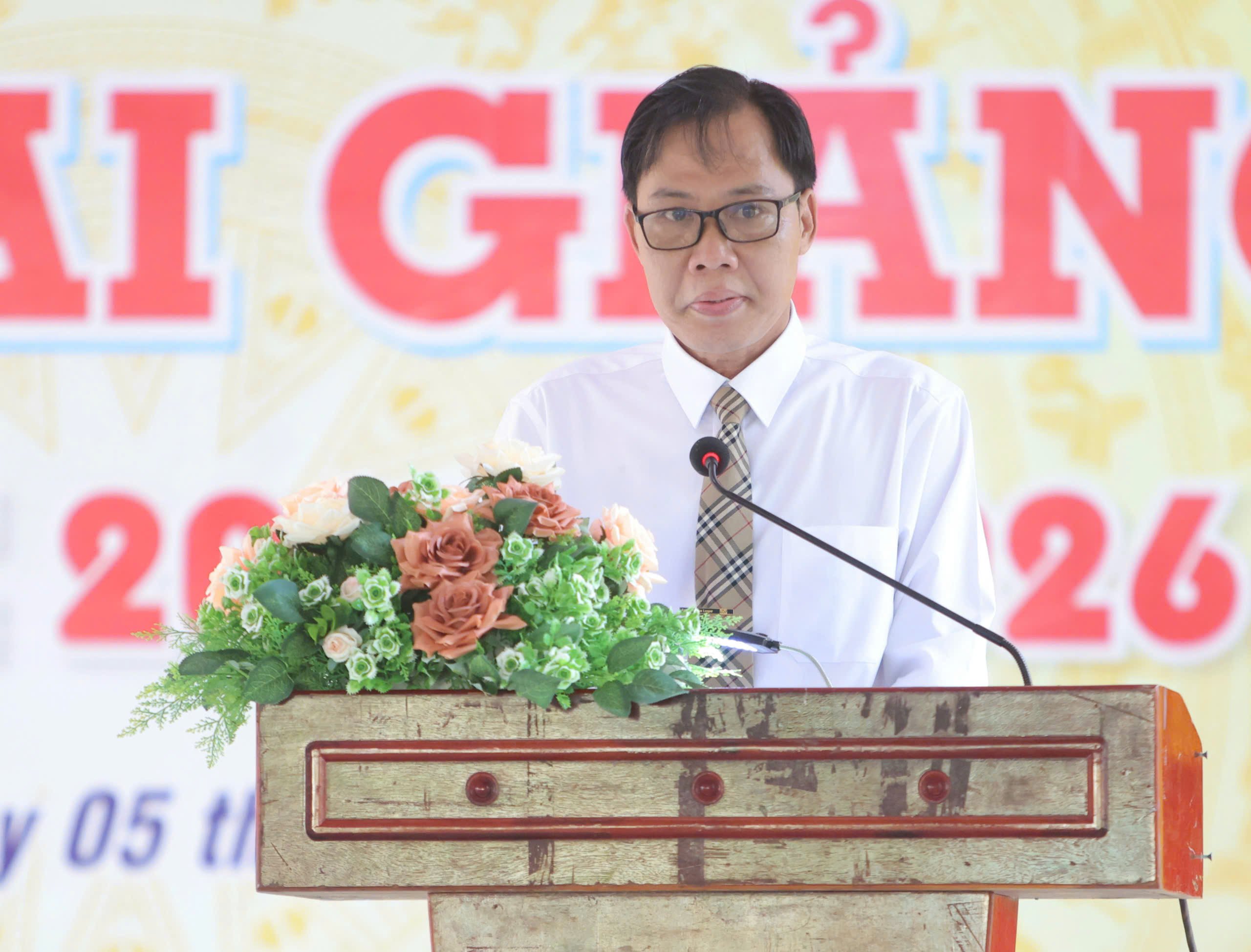 Thầy Đỗ Thành Thiện - Hiệu trưởng Trường THPT Vĩnh Thạnh đọc diễn văn khai giảng năm học 2025 - 2026.