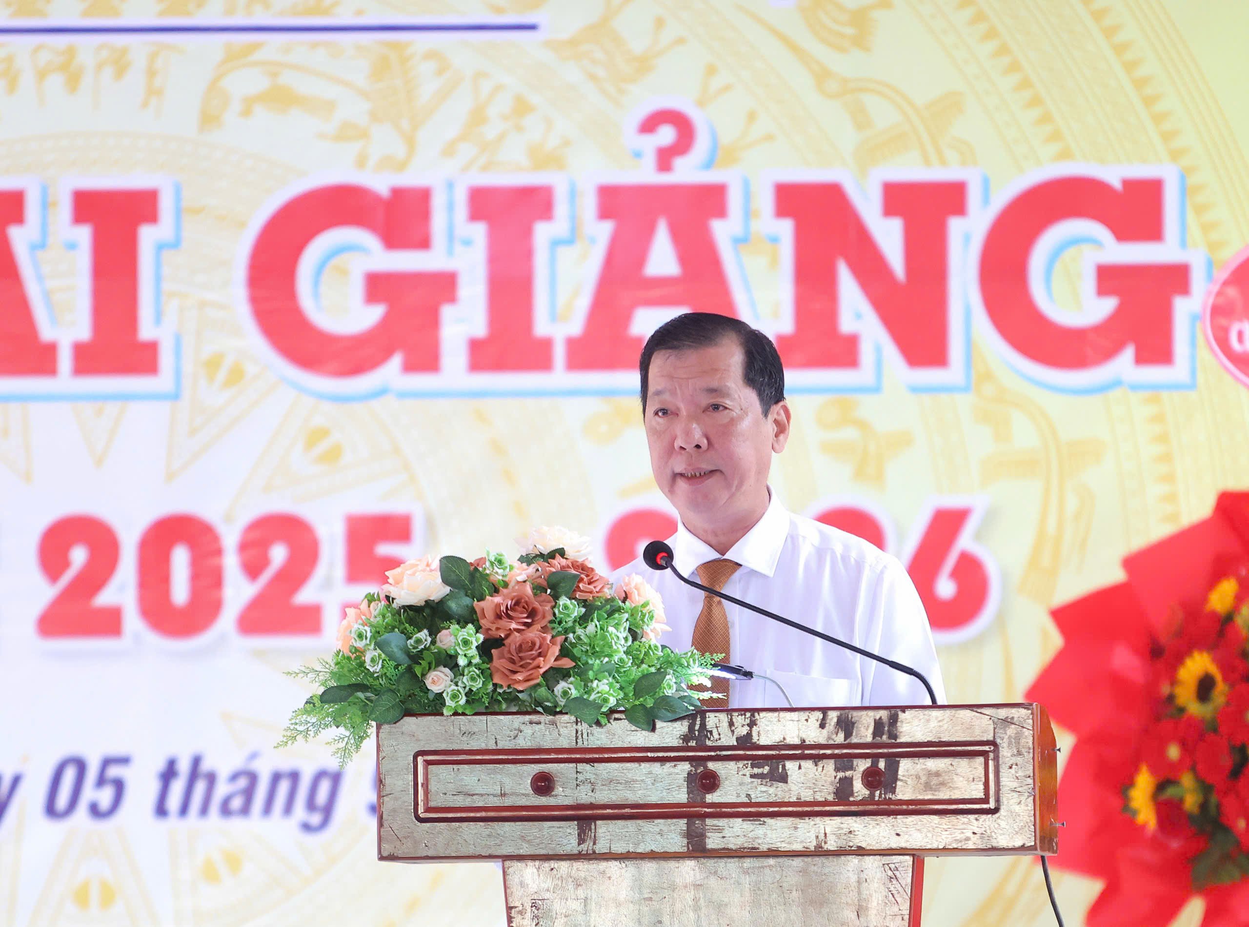 Ông Lê Trung Kiên - Bí thư Đảng ủy, Chủ tịch HĐND xã Vĩnh Thạnh đọc thư chúc mừng Khai giảng năm học mới của Thành ủy, HĐND, UBND, UBMT Tổ quốc Việt Nam TP. Cần Thơ.