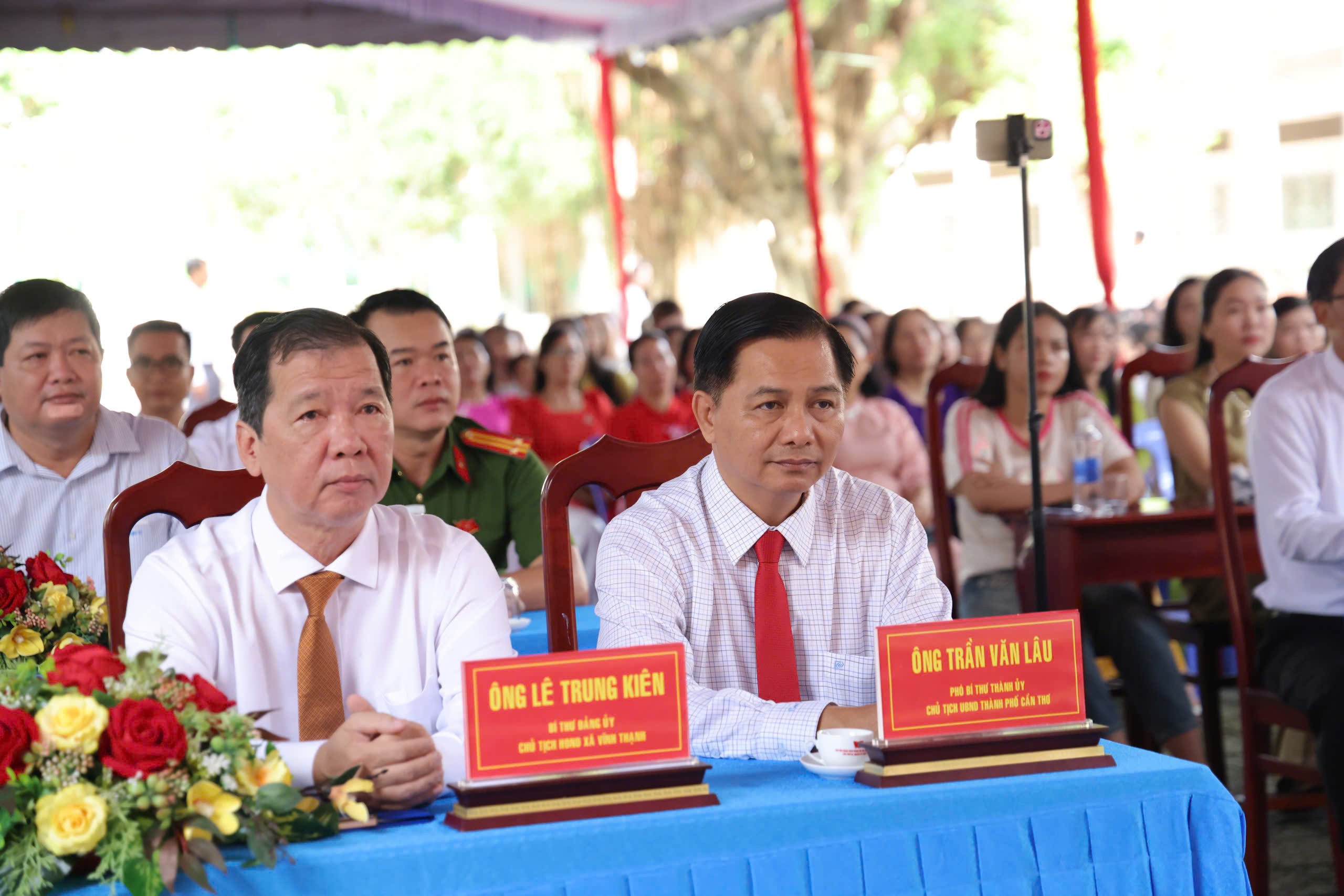 Ông Trần Văn Lâu (bên phải) - Phó Bí thư Thành ủy, Chủ tịch UBND TP. Cần Thơ dự lễ khai giảng tại Trường THPT Vĩnh Thạnh.