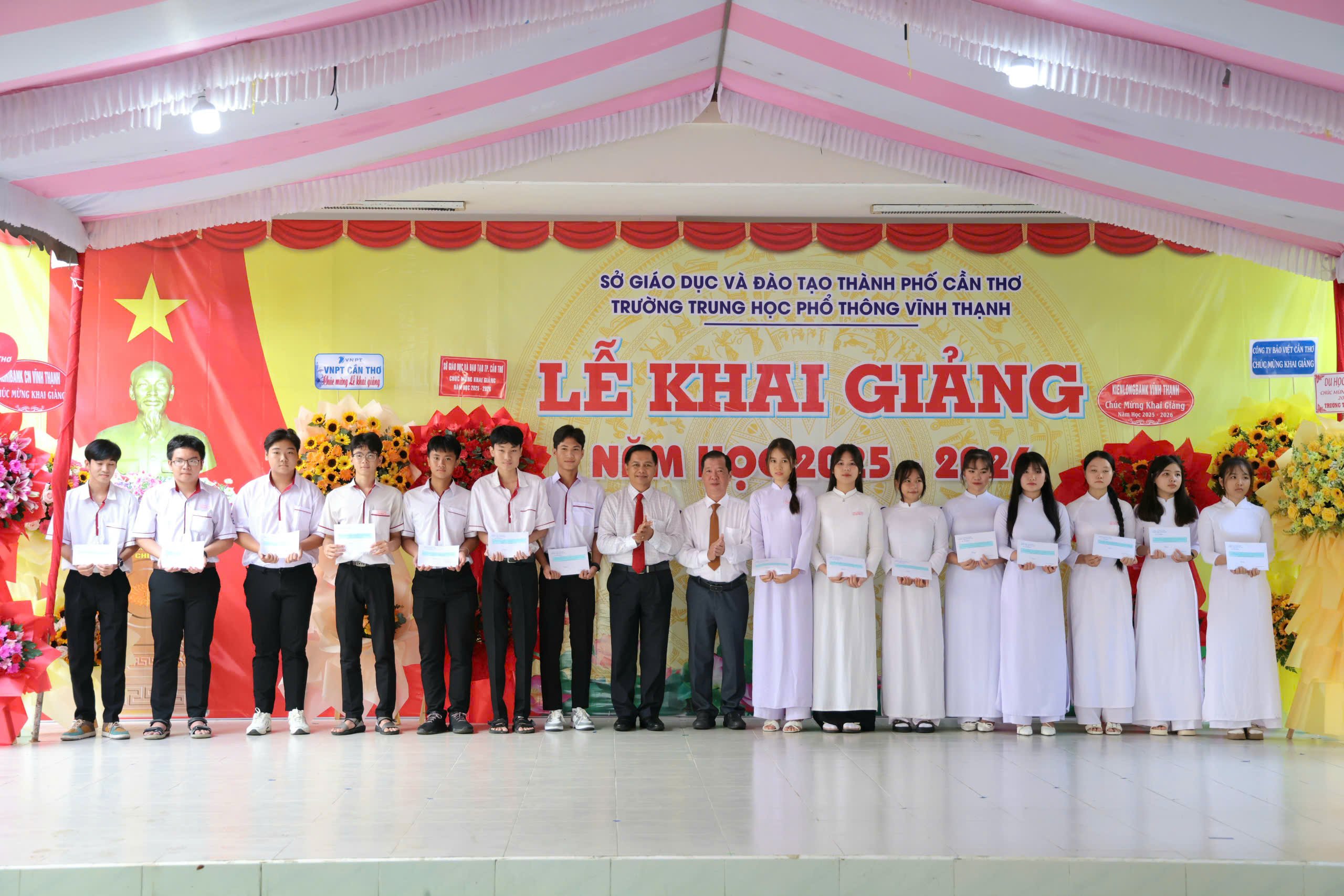 Ông Trần Văn Lâu - Phó Bí thư Thành ủy, Chủ tịch UBND TP. Cần Thơ và ông Lê Trung Kiên - Bí thư Đảng ủy, Chủ tịch HĐND xã Vĩnh Thạnh trao tặng học bổng cho các học sinh có hoàn cảnh khó khăn của địa phương.