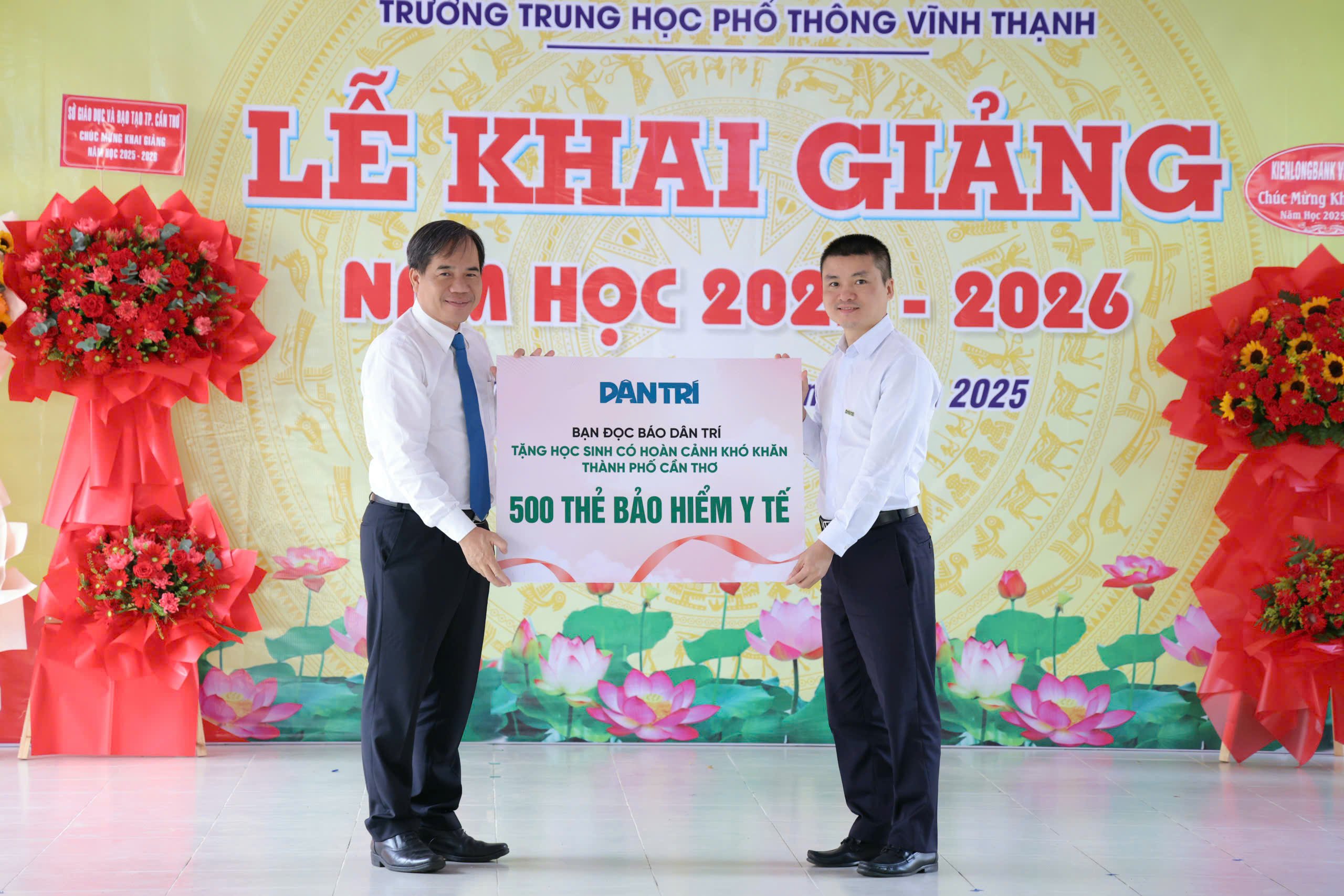 Nhà báo Phạm Tuấn Anh - Tổng Biên tập báo Dân trí trao tặng 500 thẻ BHYT cho học sinh có hoàn cảnh khó khăn của TP. Cần Thơ.