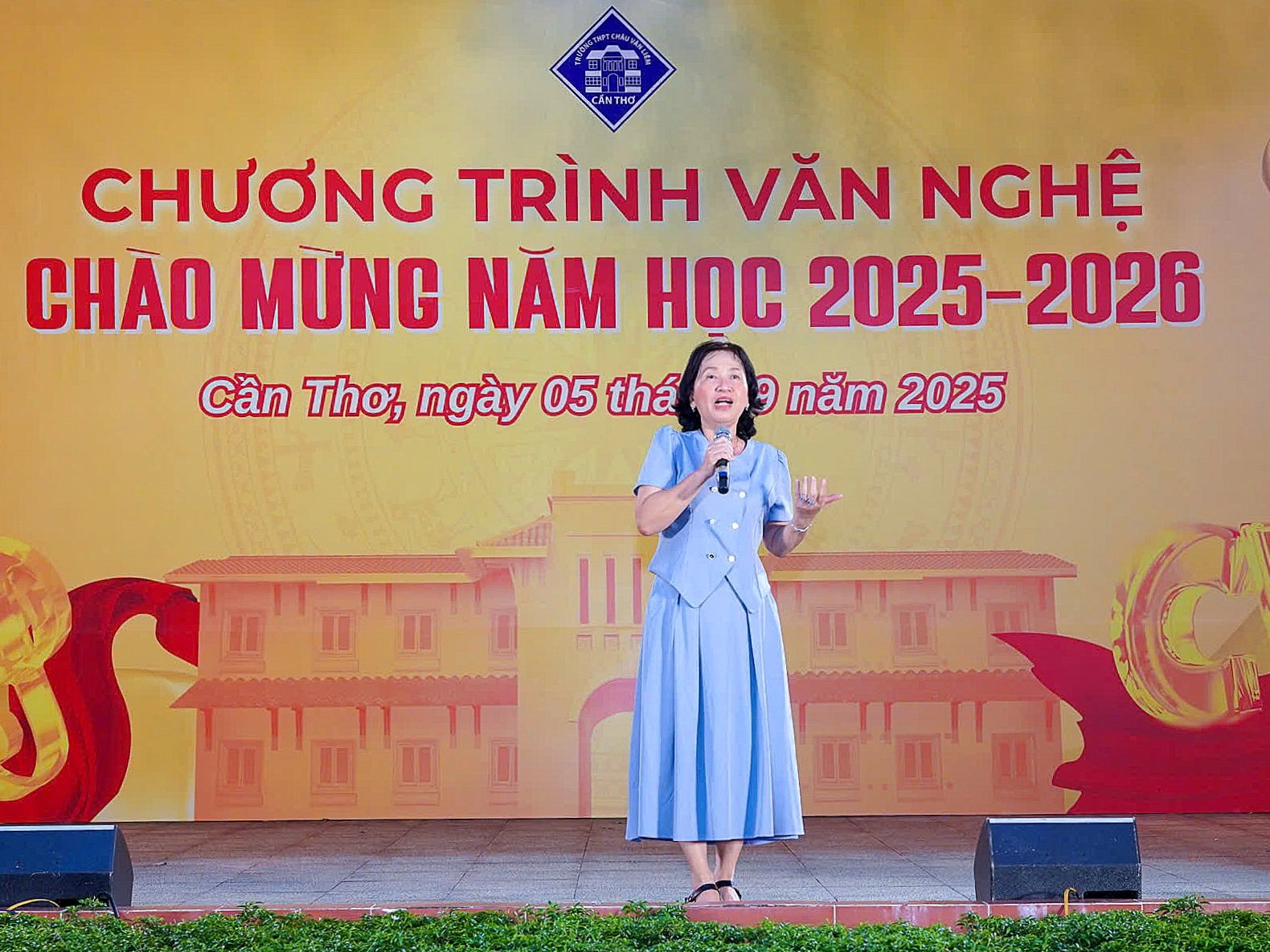 Cô Trần Thị Lụa - Hiệu trưởng Trường THPT Châu Văn Liêm phát biểu khai mạc chương trình. Ảnh: Media CVL.