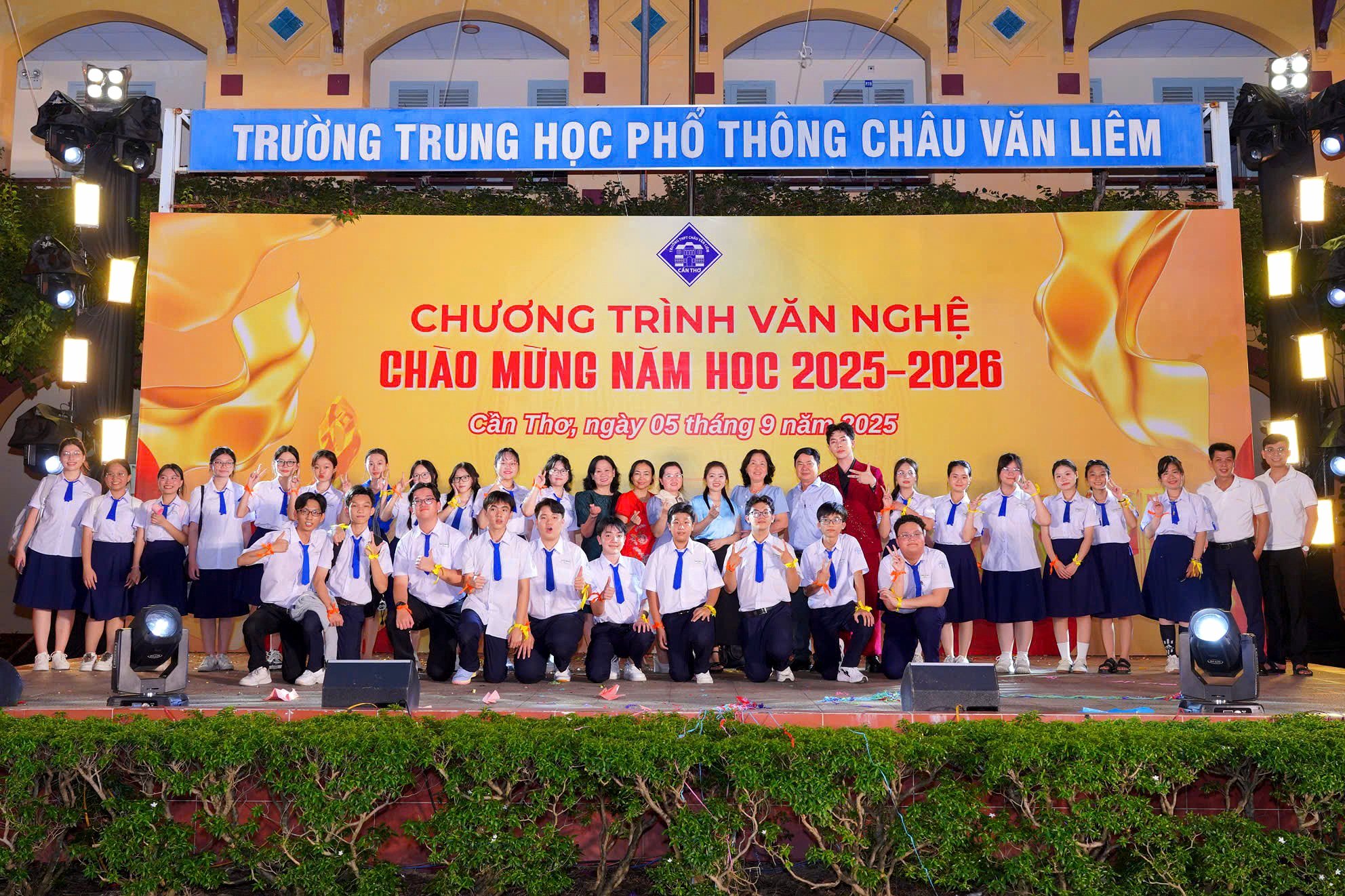 Chương trình văn nghệ chào mừng năm học mới là hoạt động thường niên có ý nghĩa sâu sắc, được Trường THPT Châu Văn Liêm tổ chức nhằm tạo không khí vui tươi, phấn khởi trong ngày khai giảng. Ảnh: Media CVL.