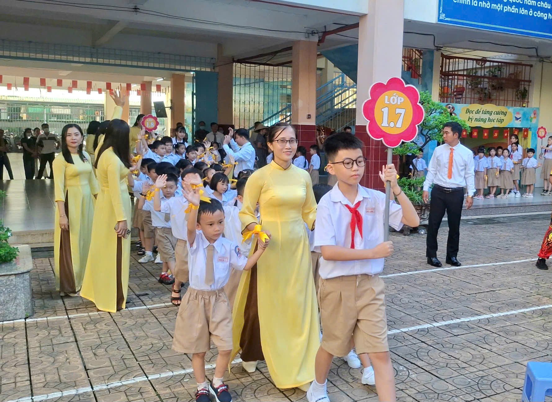 Tập thể Trường Tiểu học Ngô Quyền, phường Ninh Kiều chào đón học sinh lớp 1.