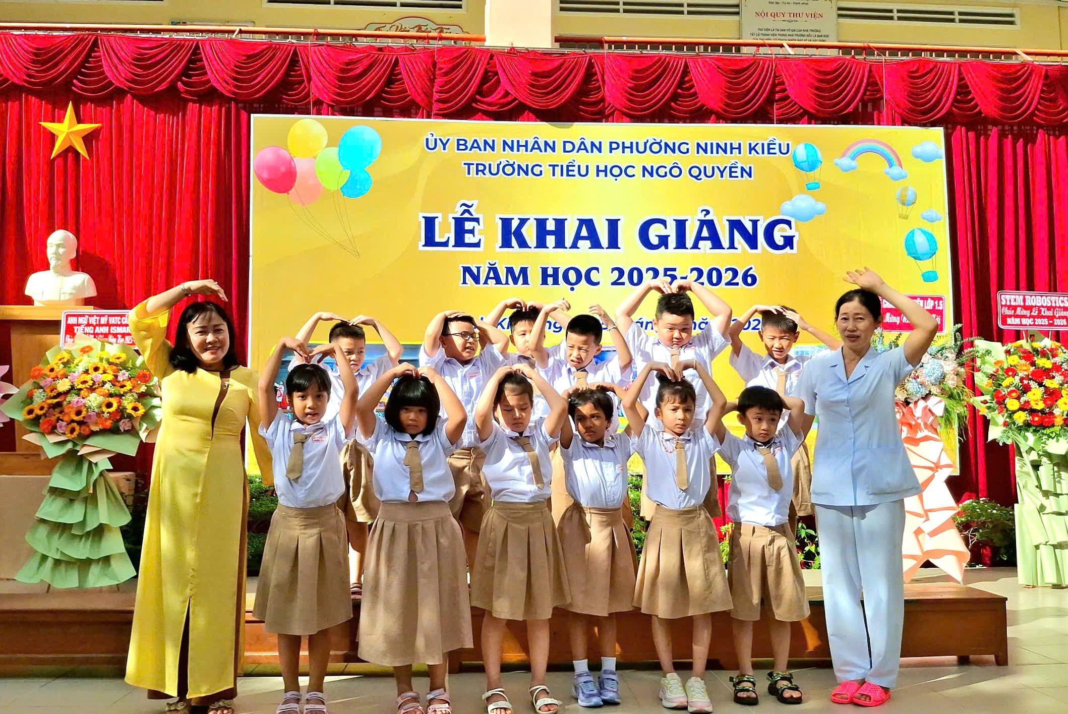 Tập thể Trường Tiểu học Ngô Quyền đón chào năm học mới.