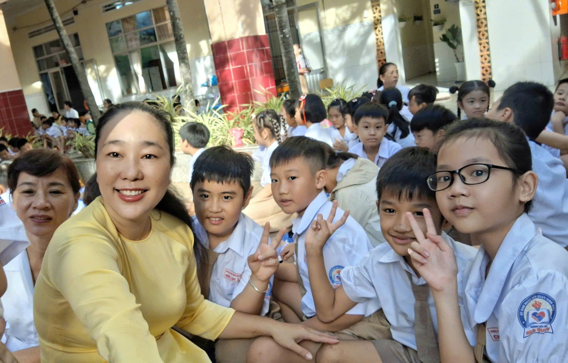 Cô trò Trường Tiểu học Ngô Quyền háo hức đón chào năm học mới.