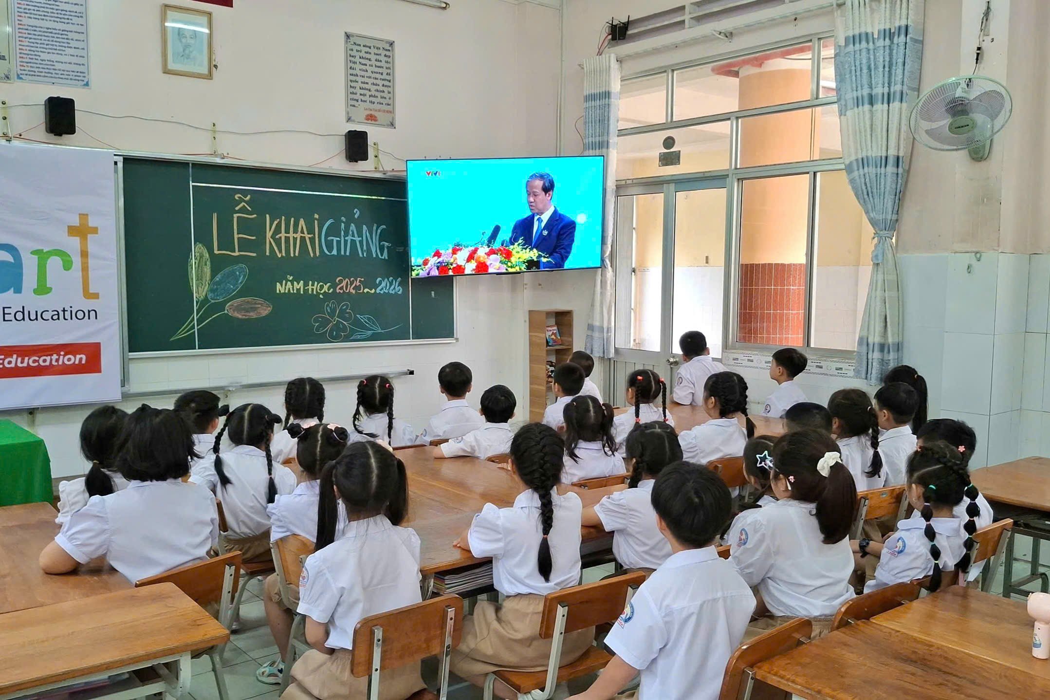 Học sinh Trường Tiểu học Ngô Quyền xem trực tiếp Lễ khai giảng qua tivi.
