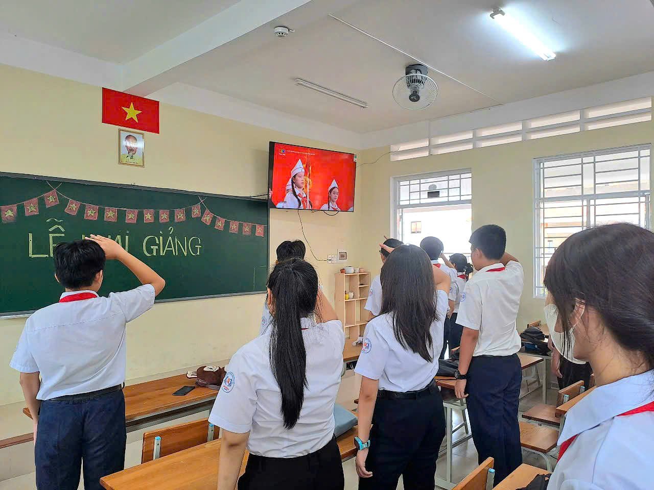 Học sinh Trường THCS An Hòa 2 chào cờ, hát Quốc ca.