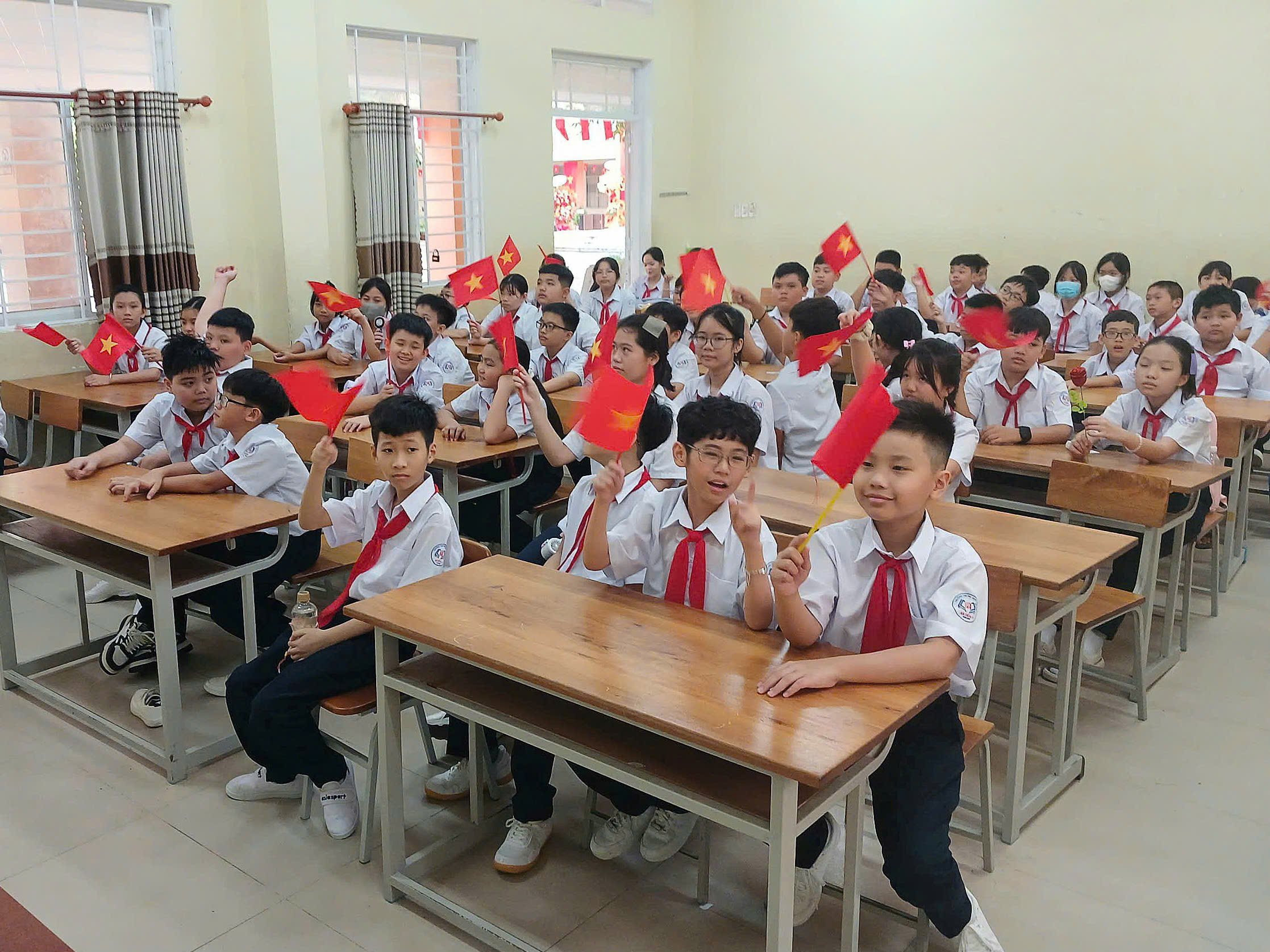 Học sinh Trường THCS An Hòa 2 hân hoan đón chào năm học mới.