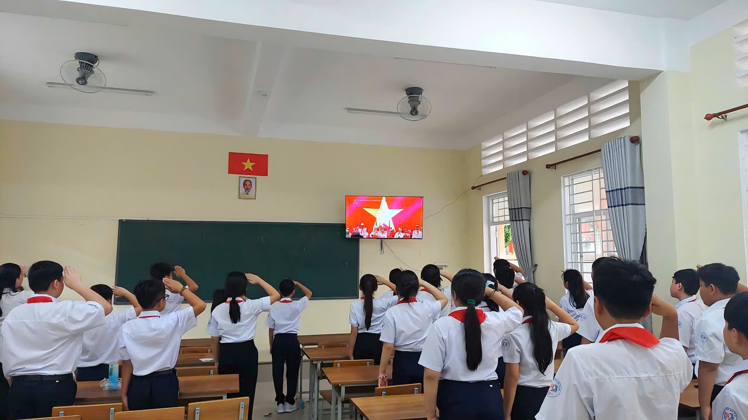 Đây là năm học đặc biệt, lần đầu tiên tất cả các cơ sở giáo dục trong cả nước cùng chào cờ, hát Quốc ca vào một thời điểm.