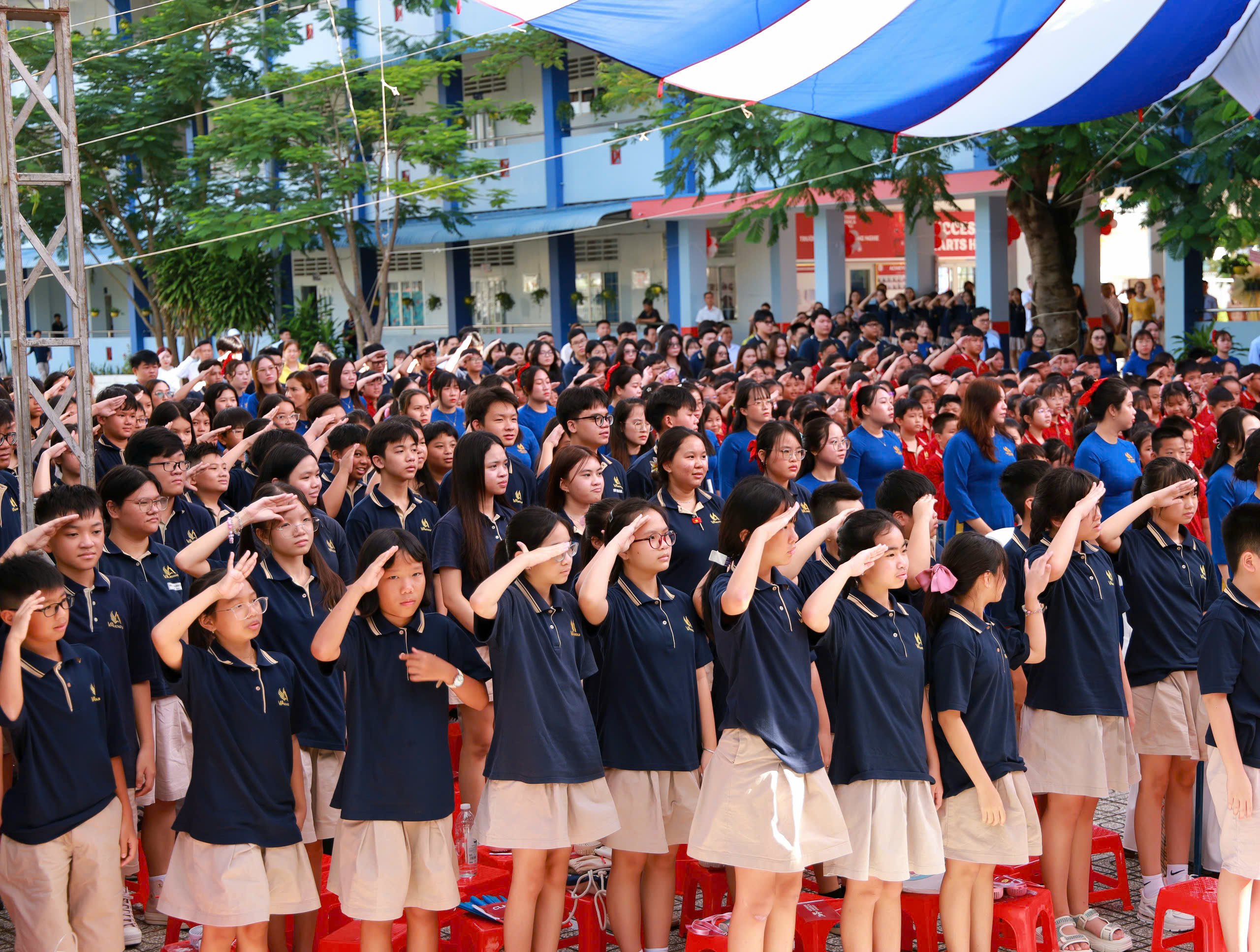 Học sinh Trường Việt Mỹ Cần Thơ thực hiện nghi thức chào cờ.