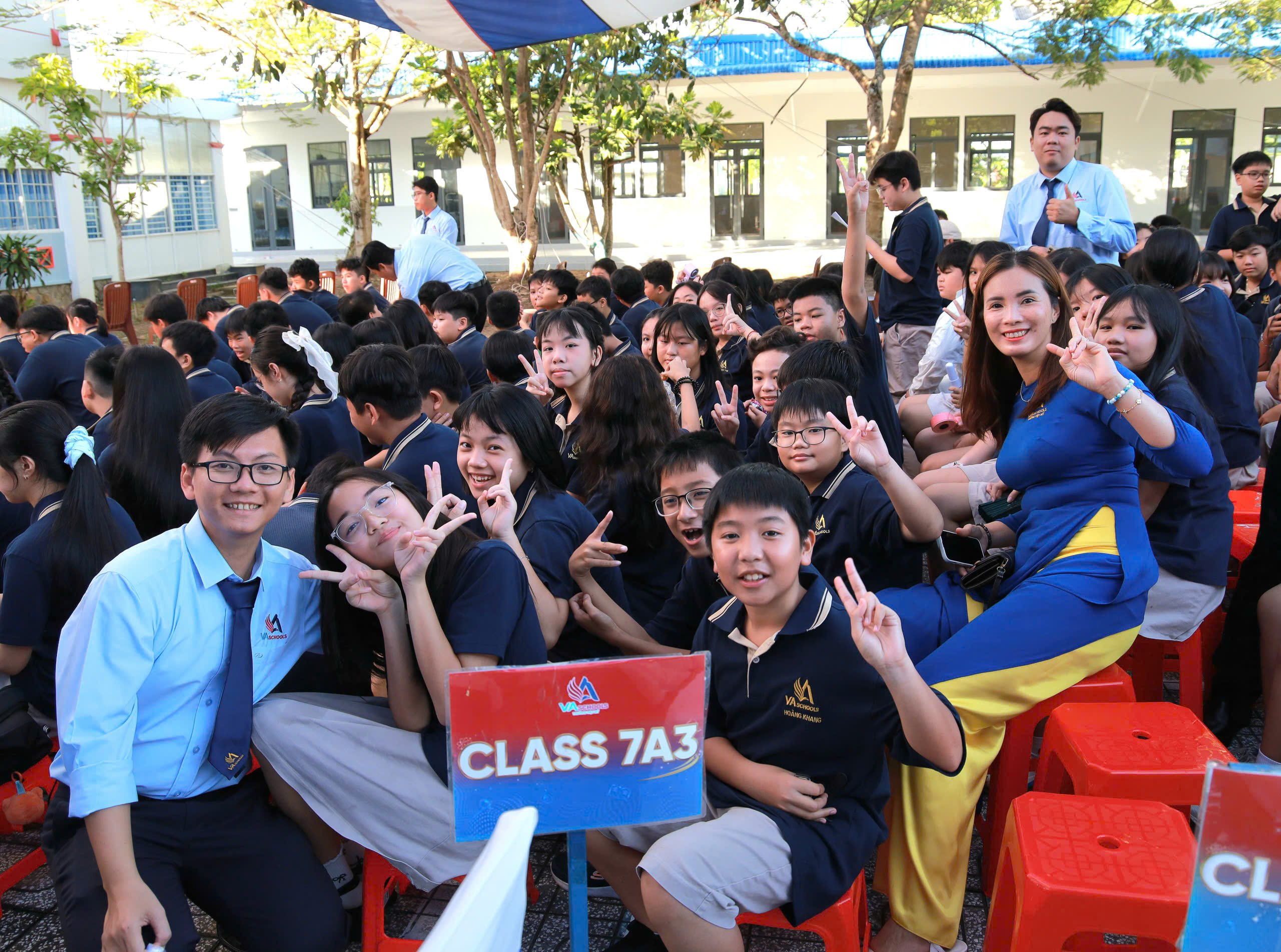 Giào viên, học sinh Trường Việt Mỹ Cần Thơ háo hức đón chào năm học mới.