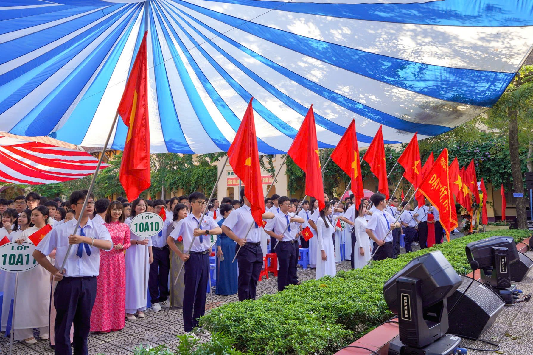 Học sinh Trường THPT Châu Văn Liêm, phường Ninh Kiều thực hiện nghi thức chào cờ.