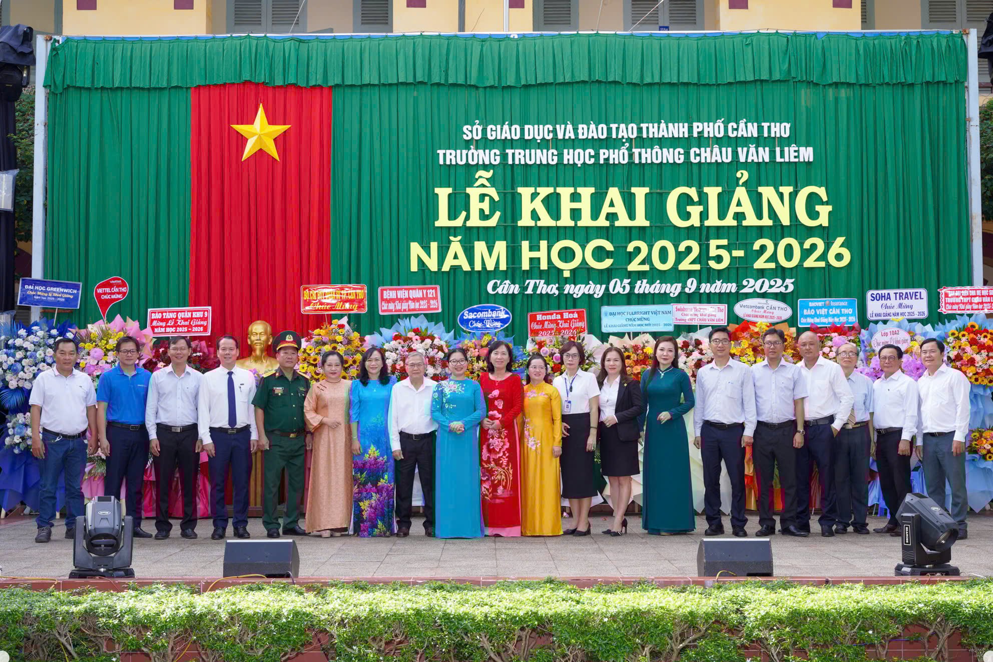 Các đại biểu chụp hình lưu niệm tại buổi lễ.