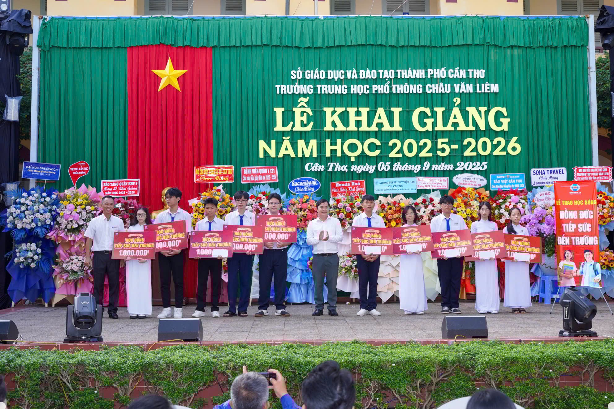 Thầy Trần Minh Xuân - Hiệu phó Trường THPT Châu Văn Liêm trao học bổng cho các em học sinh.