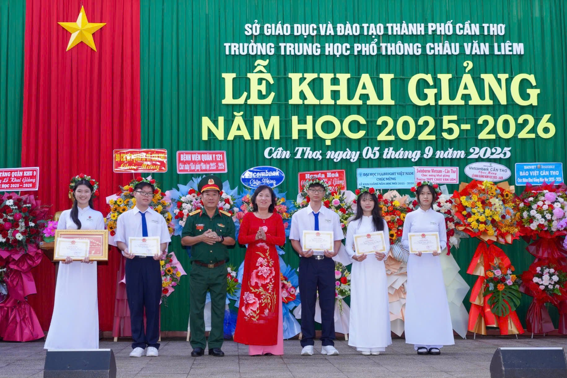 Cô Trần Thị Lụa - Hiệu trưởng Trường THPT Châu Văn Liêm trao khen thưởng cho các em học sinh.