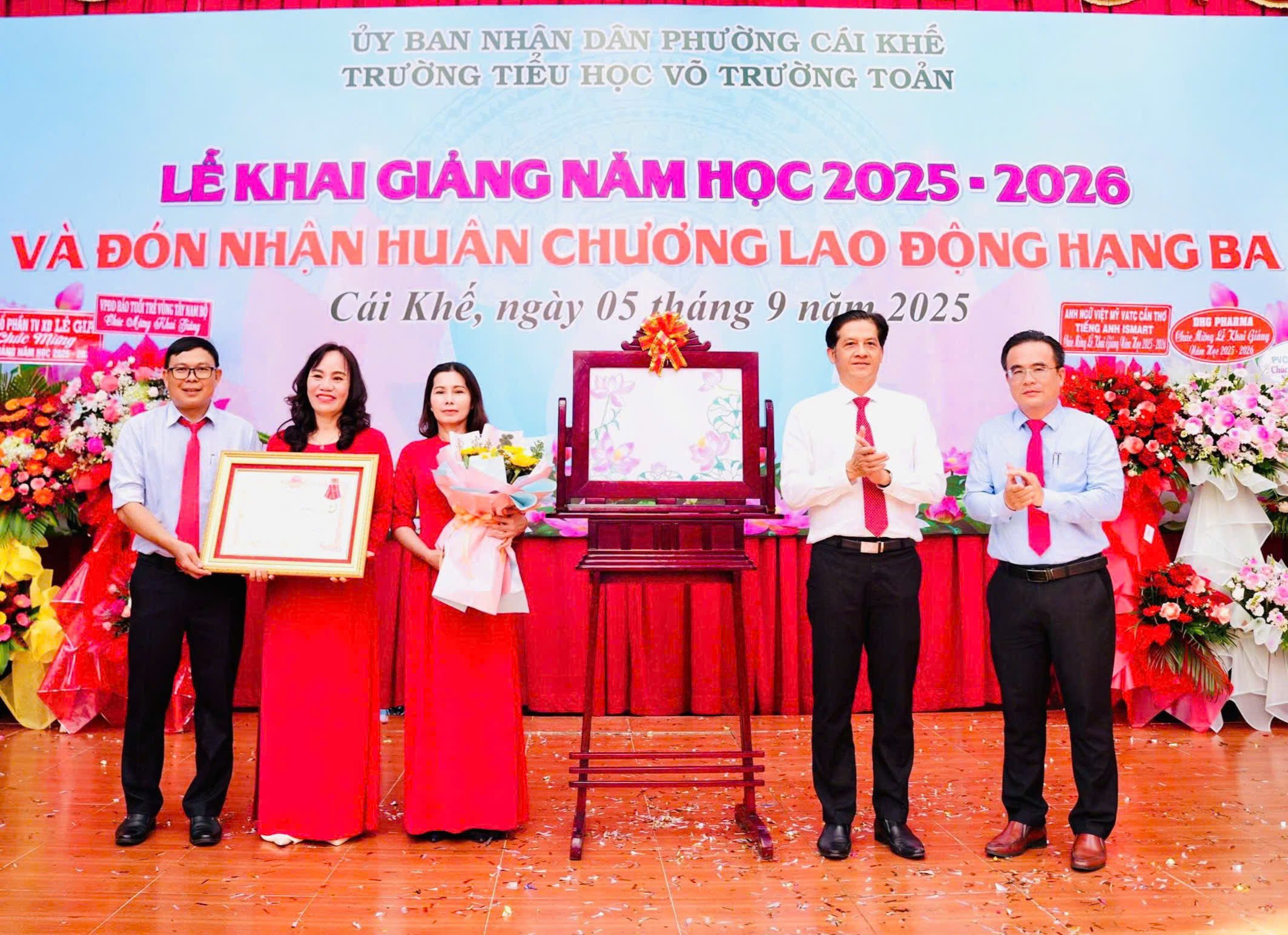 Trường Tiểu học Võ Trường Toản vinh dự đón nhận Huân chương Lao động hạng Ba.