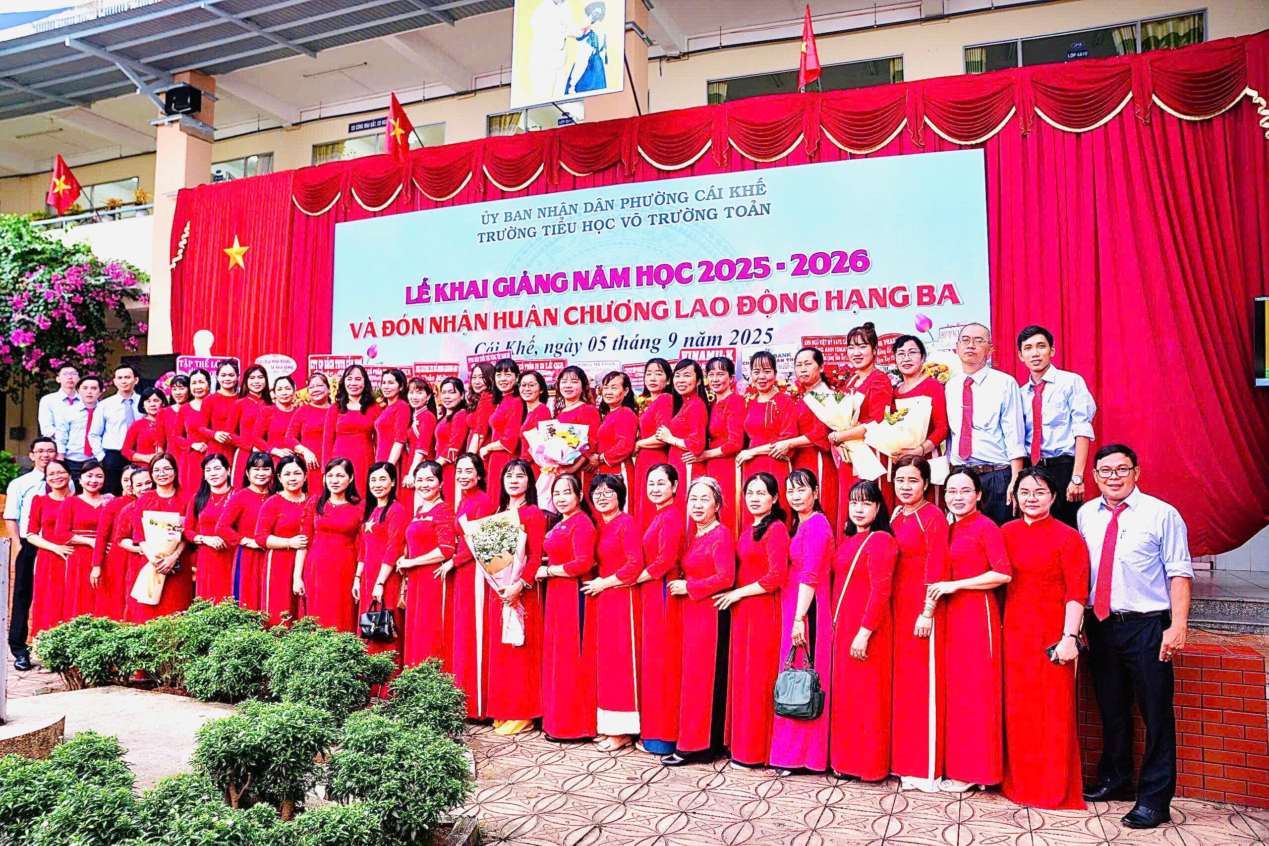 Tập thể giáo viên Trường Tiểu học Võ Trường Toản sẵn sàng cho năm học mới.