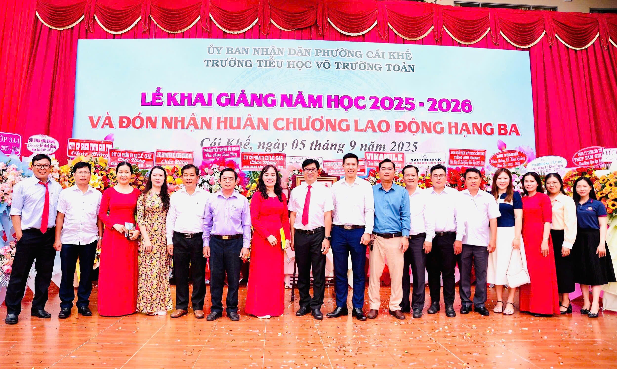 Các đại biểu chụp hình lưu niệm.