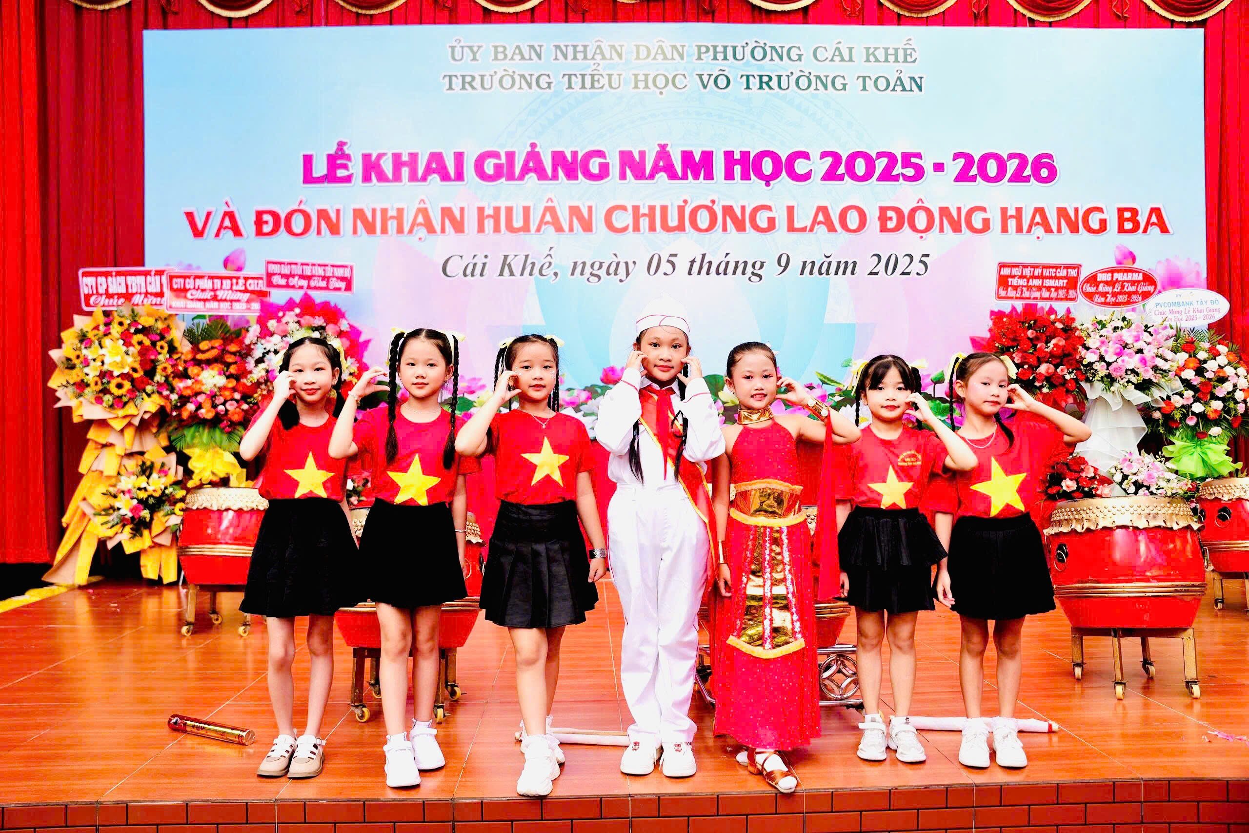 Các em học sinh háo hức đón chào năm học mới.