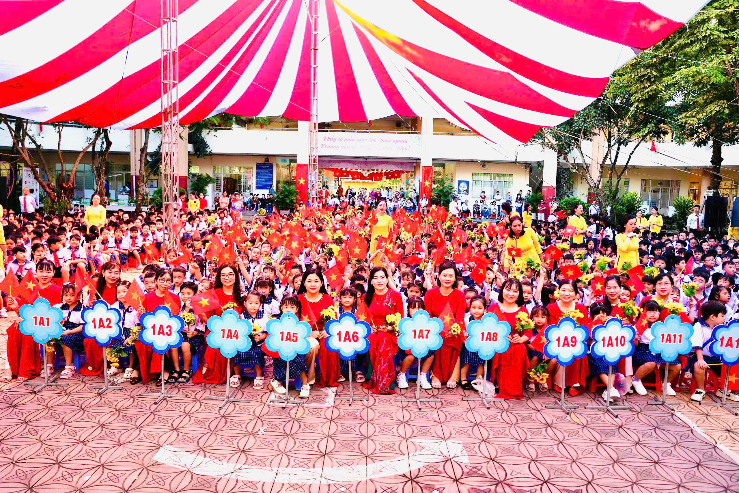 Cô trò Trường Tiểu học Võ Trường Toản, phường Cái Khế hân hoan đón chào năm học mới.