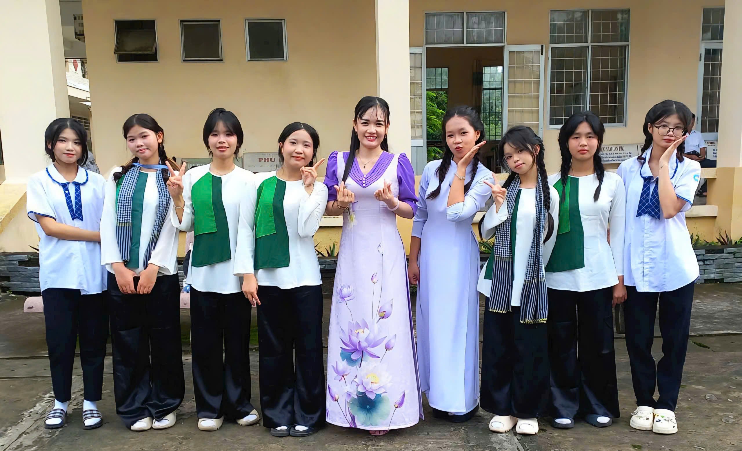 Cô trò Trường THPT Thuận Hưng đón chào năm học mới.