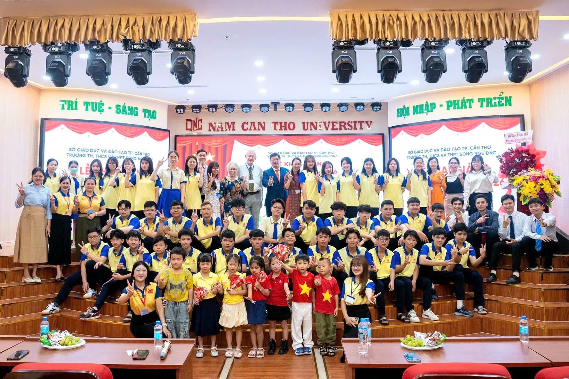Thầy trò Trường TH, THCS, THPT Song ngữ DNC sẵn sàng năm học mới.