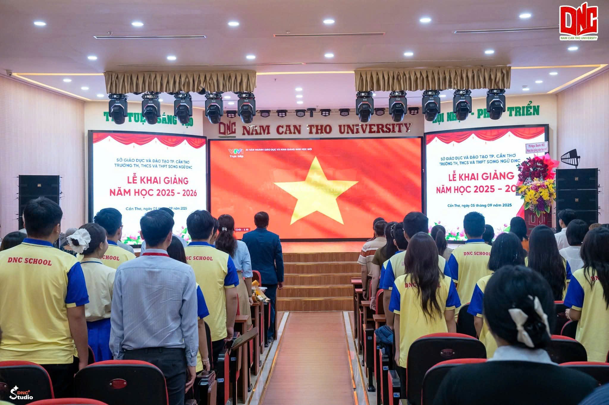 Thực hiện nghi thức chào cờ.