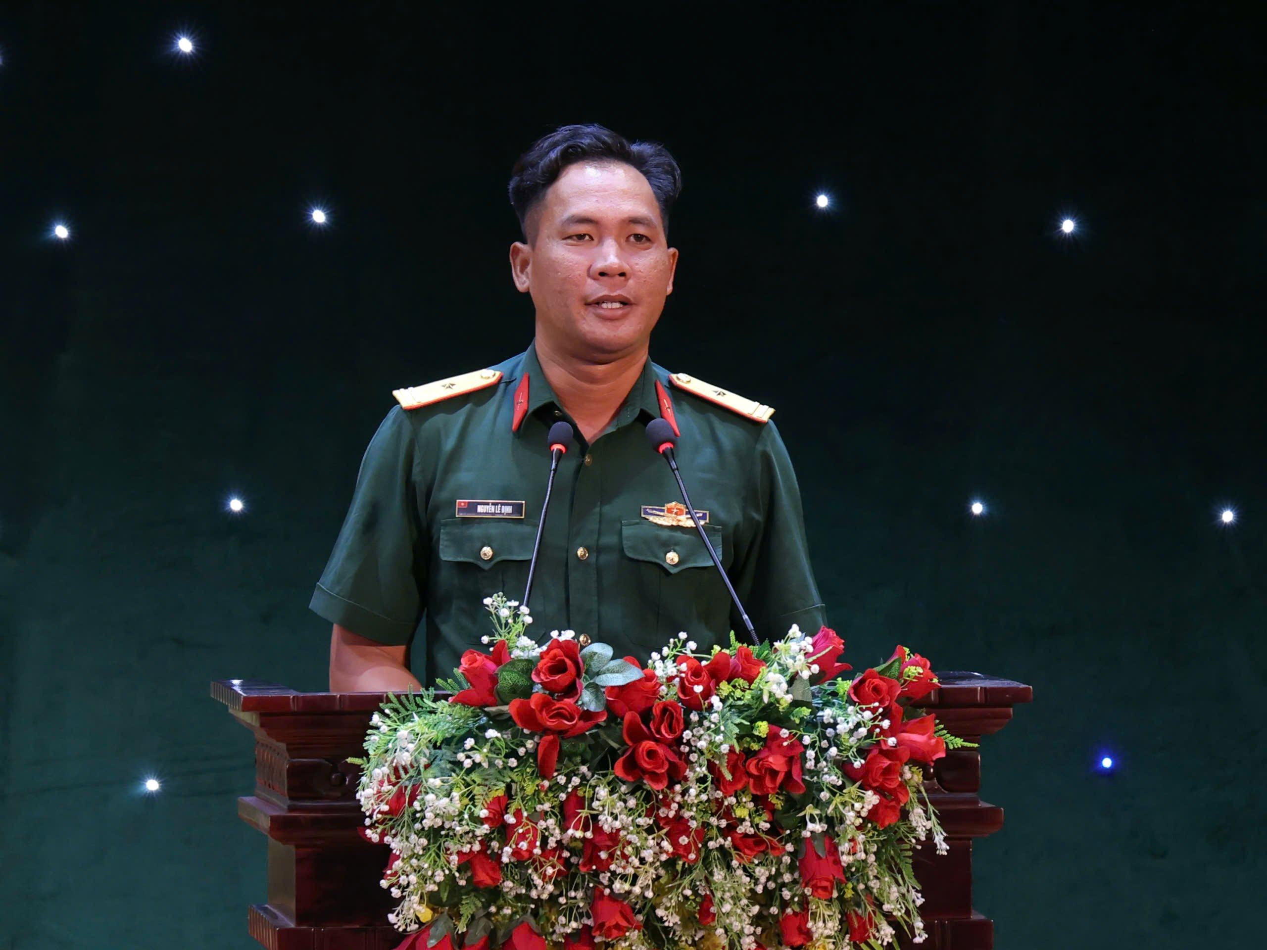 Thiếu tá Nguyễn Lê Định - Đại diện lực lượng tham gia diễu binh, diễu hành phát biểu.