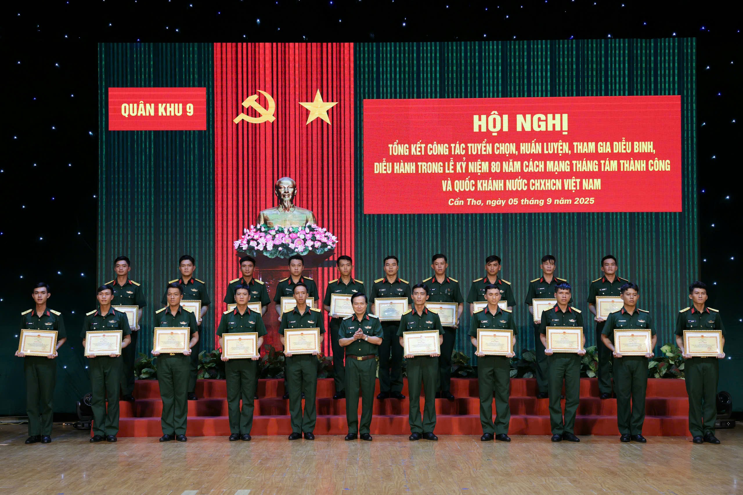 Thiếu tướng Nguyễn Minh Triều - Phó Tư lệnh Quân khu 9 tặng Bằng khen cho các cá nhân.