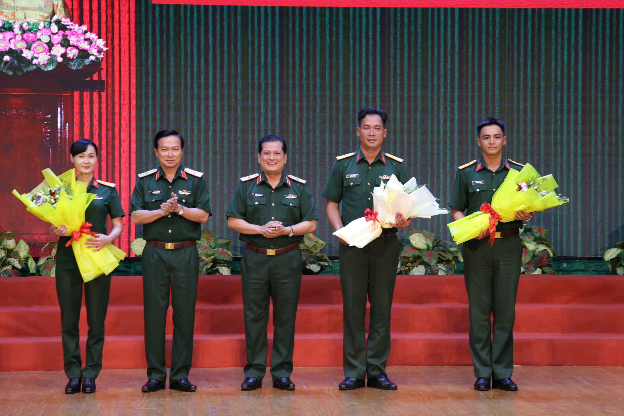 Thiếu tướng Chiêm Thống Nhất - Phó Tư lệnh, Tham mưu trưởng Quân khu 9 và Thiếu tướng Nguyễn Minh Triều - Phó Tư lệnh Quân khu 9 tặng hoa chúc mừng đại diện các khối tham gia diễu binh, diễu hành.