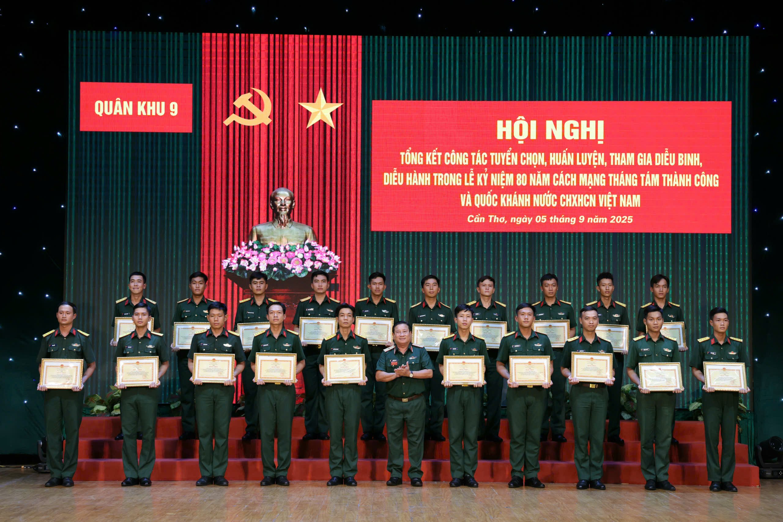 Thiếu tướng Nguyễn Văn Tiền - Phó Tư lệnh Quân khu 9 tặng Bằng khen cho các cá nhân.