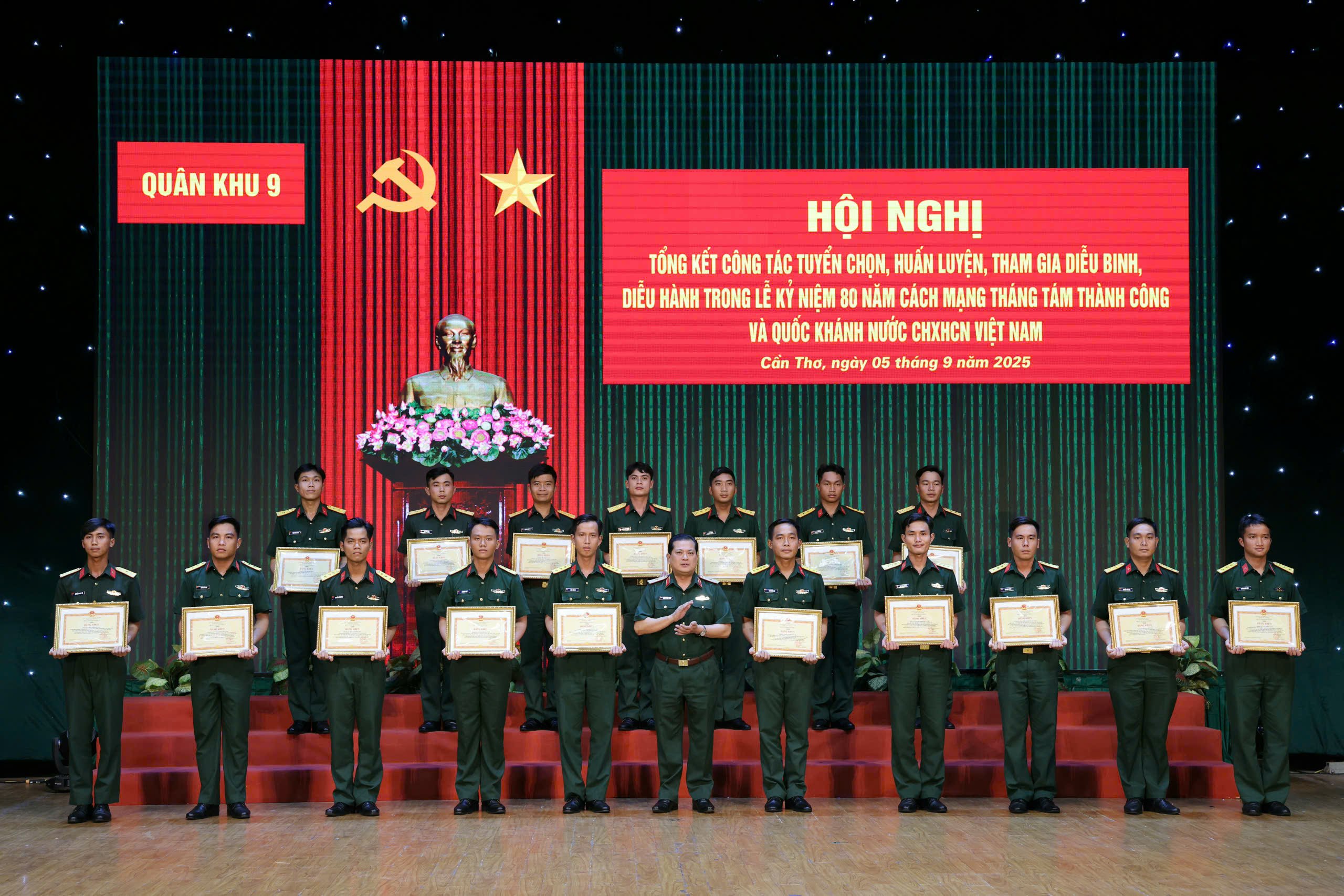 Thiếu tướng Chiêm Thống Nhất - Phó tư lệnh, Tham mưu trưởng Quân khu 9 tặng Bằng khen cho các cá nhân.