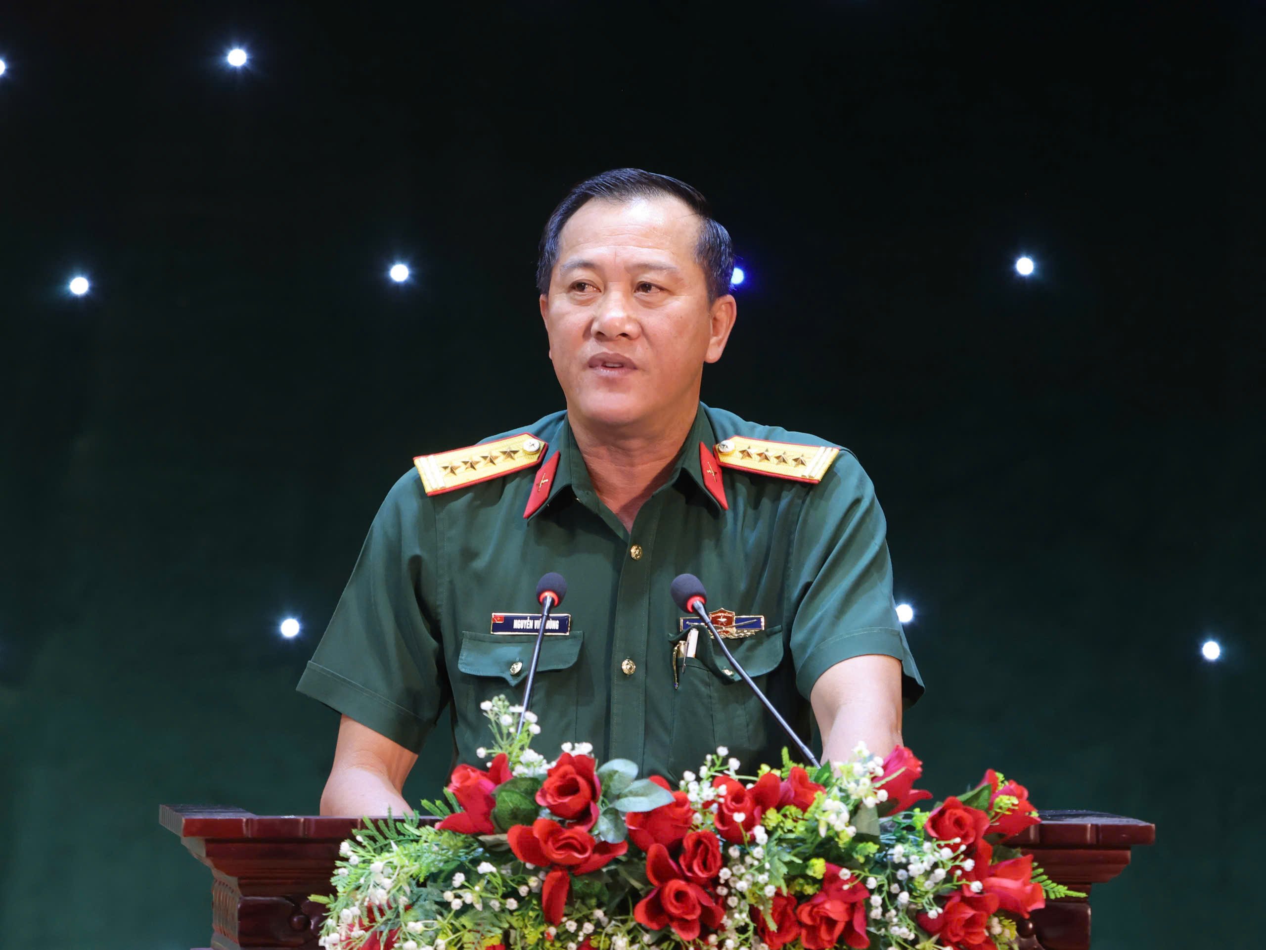 Đại tá Nguyễn Việt Hùng - Phó tham mưu trưởng Quân khu 9 báo cáo kết quả thực hiện nhiệm vụ tham gia diễu binh.